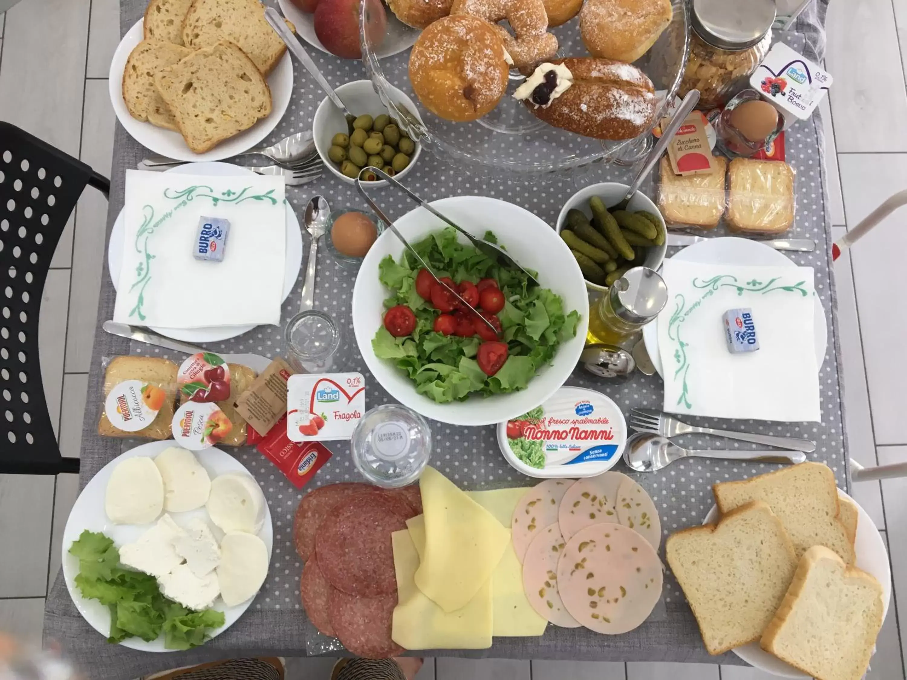 Continental breakfast in Maison De luxe