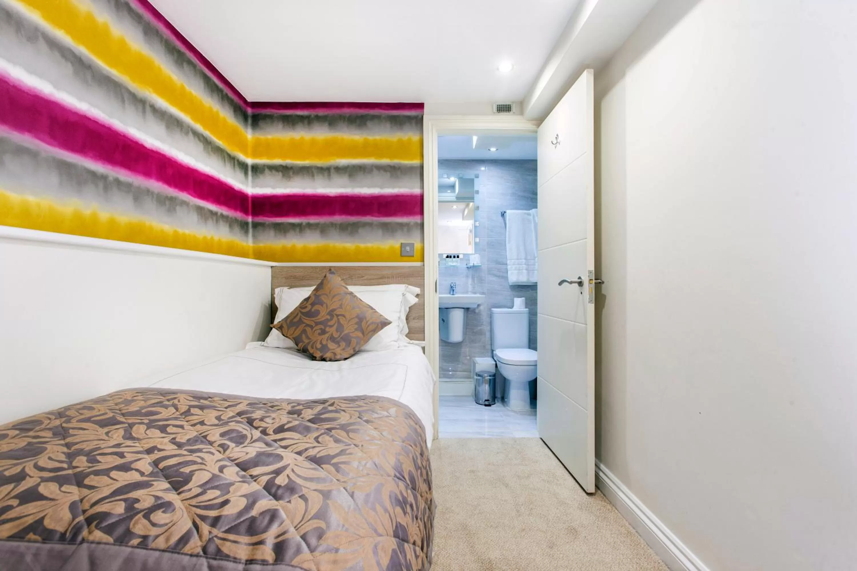 Bedroom, Bed in Hotel Shepherds Bush London