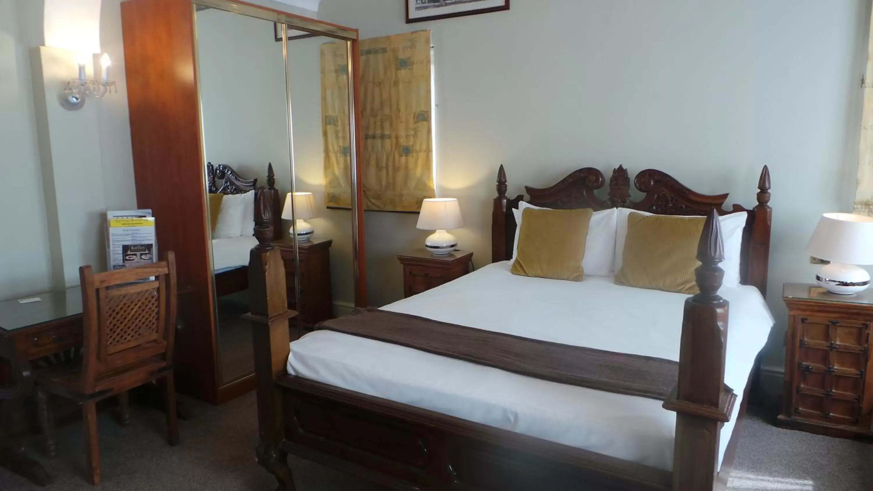 Superior Deluxe Double Room in The Peacock Townhouse Hotel Kenilworth - Warwick Superior Deluxe Double Room in The Peacock Townhouse Hotel Kenilworth - Warwick