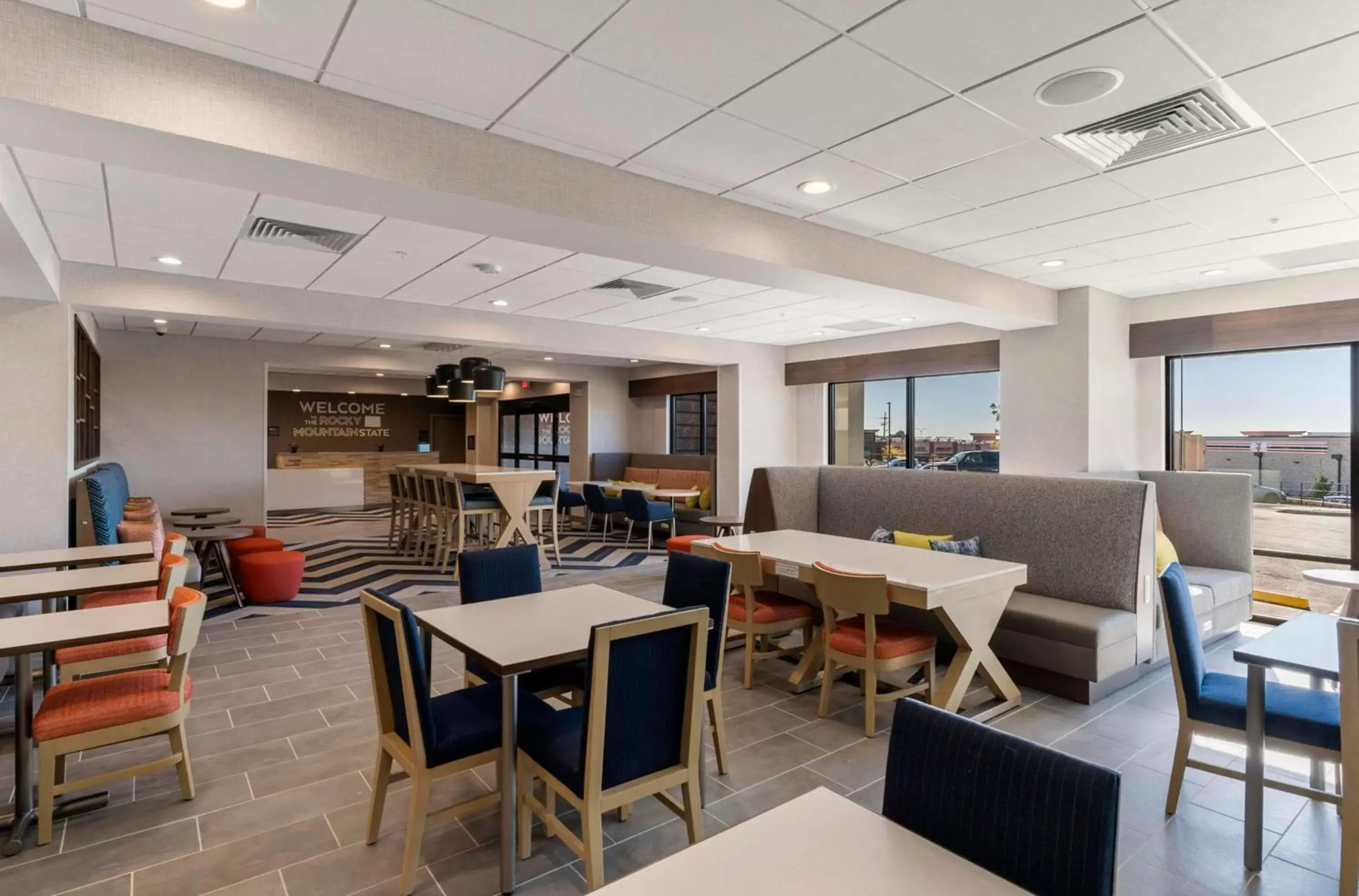 Lobby or reception, Restaurant/Places to Eat in Hampton Inn Colorado Springs Northeast