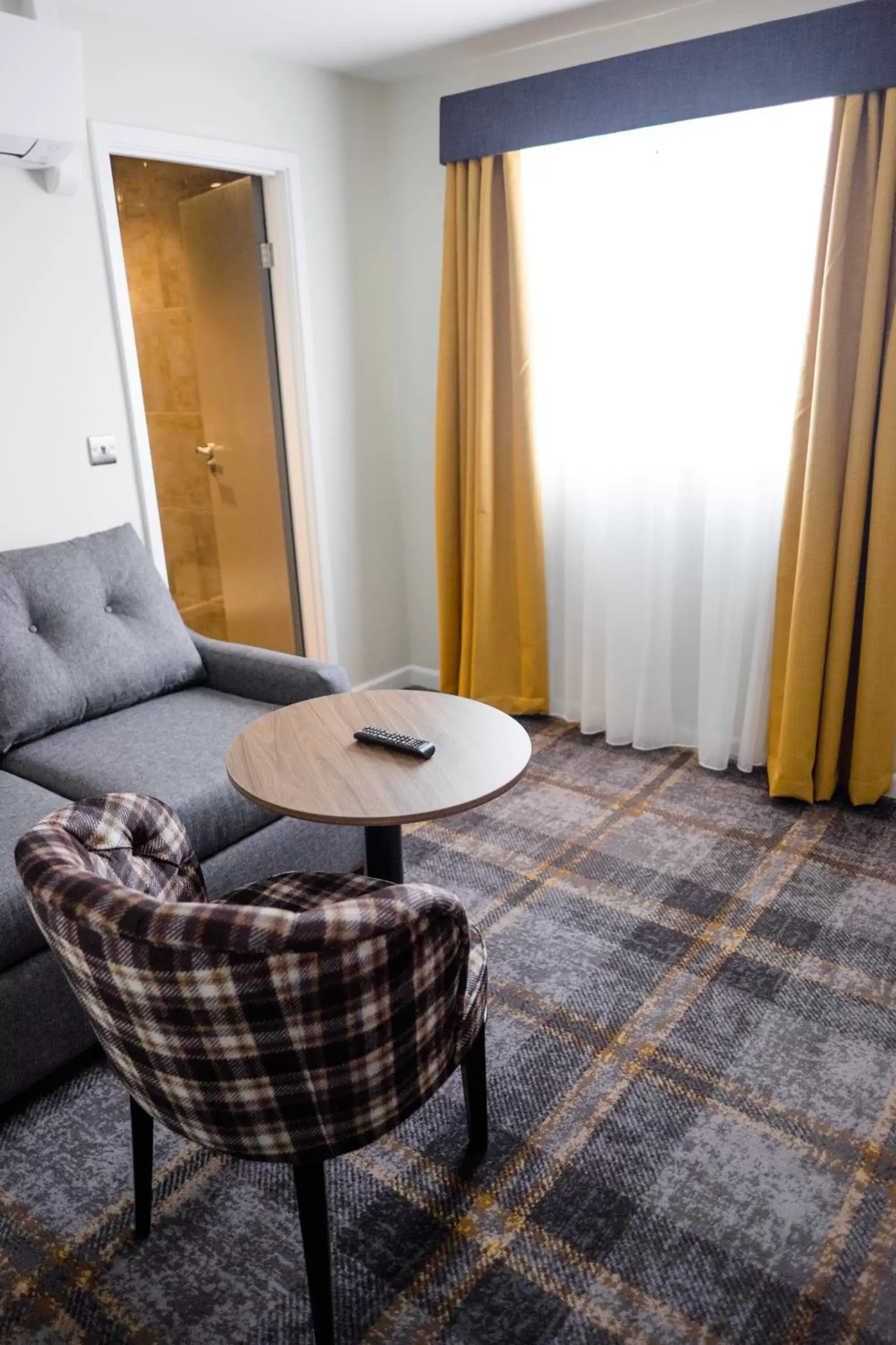 Seating area, Bed in Almondsbury Interchange Hotel