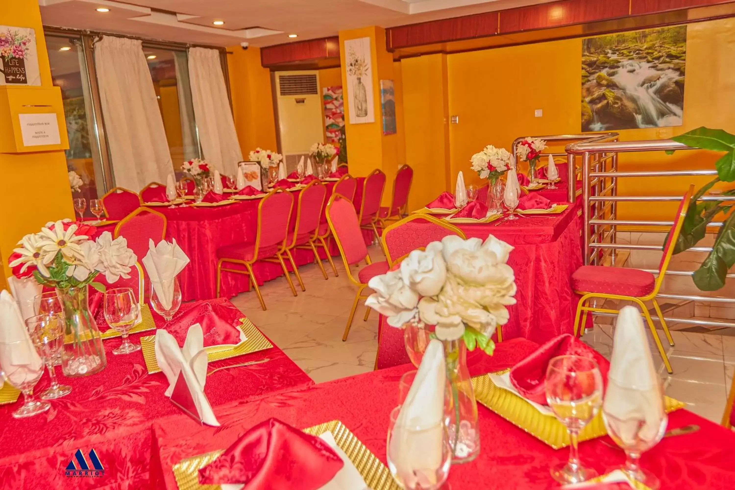 Restaurant/places to eat in Marriot Metropolitan Hotel Restaurant/places to eat in Marriot Metropolitan Hotel