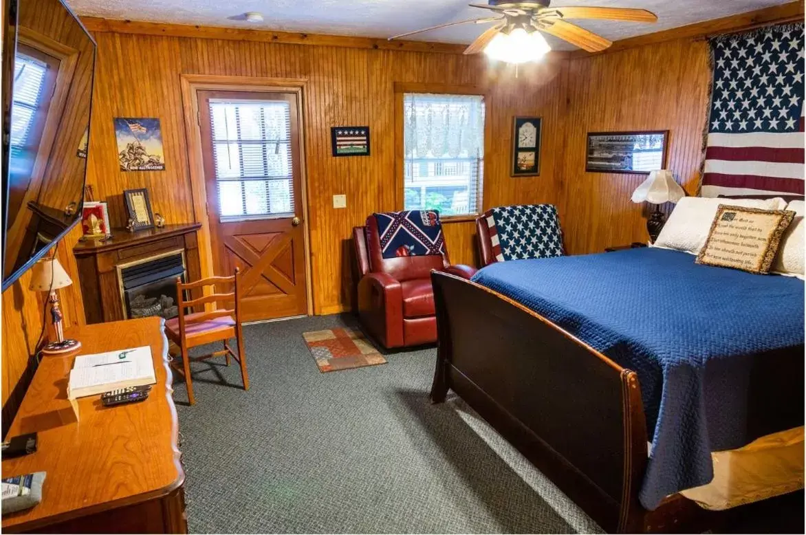 Bed in Mountain Aire Cottages, Inn, & Glamping Bed in Mountain Aire Cottages, Inn, & Glamping