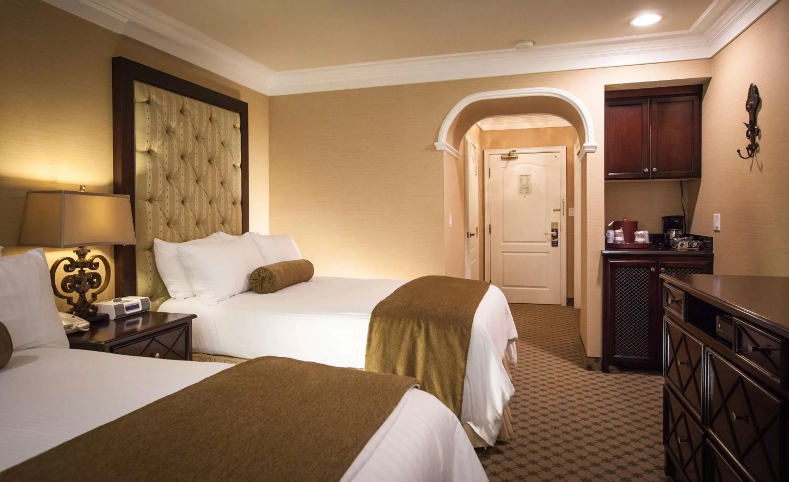 Photo of the whole room, Bed in Best Western Plus Sunset Plaza Hotel