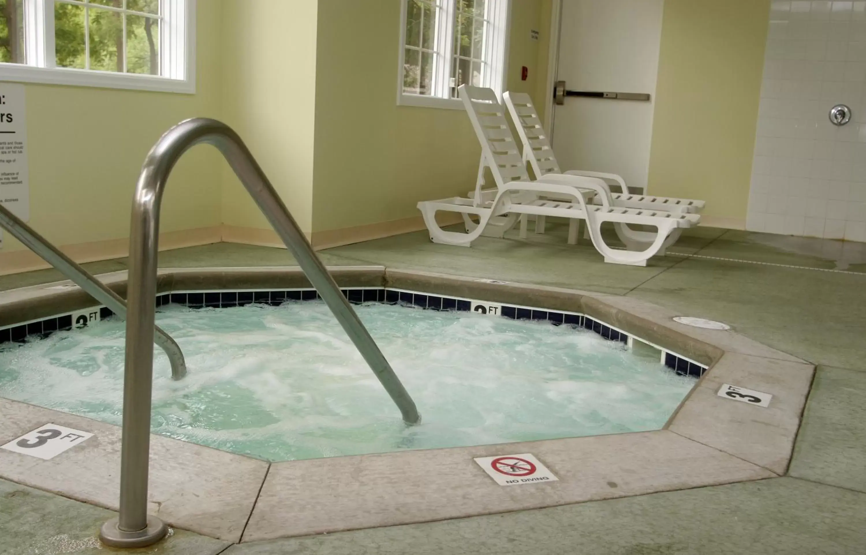 Hot Tub, Swimming Pool in Bay Pointe Inn