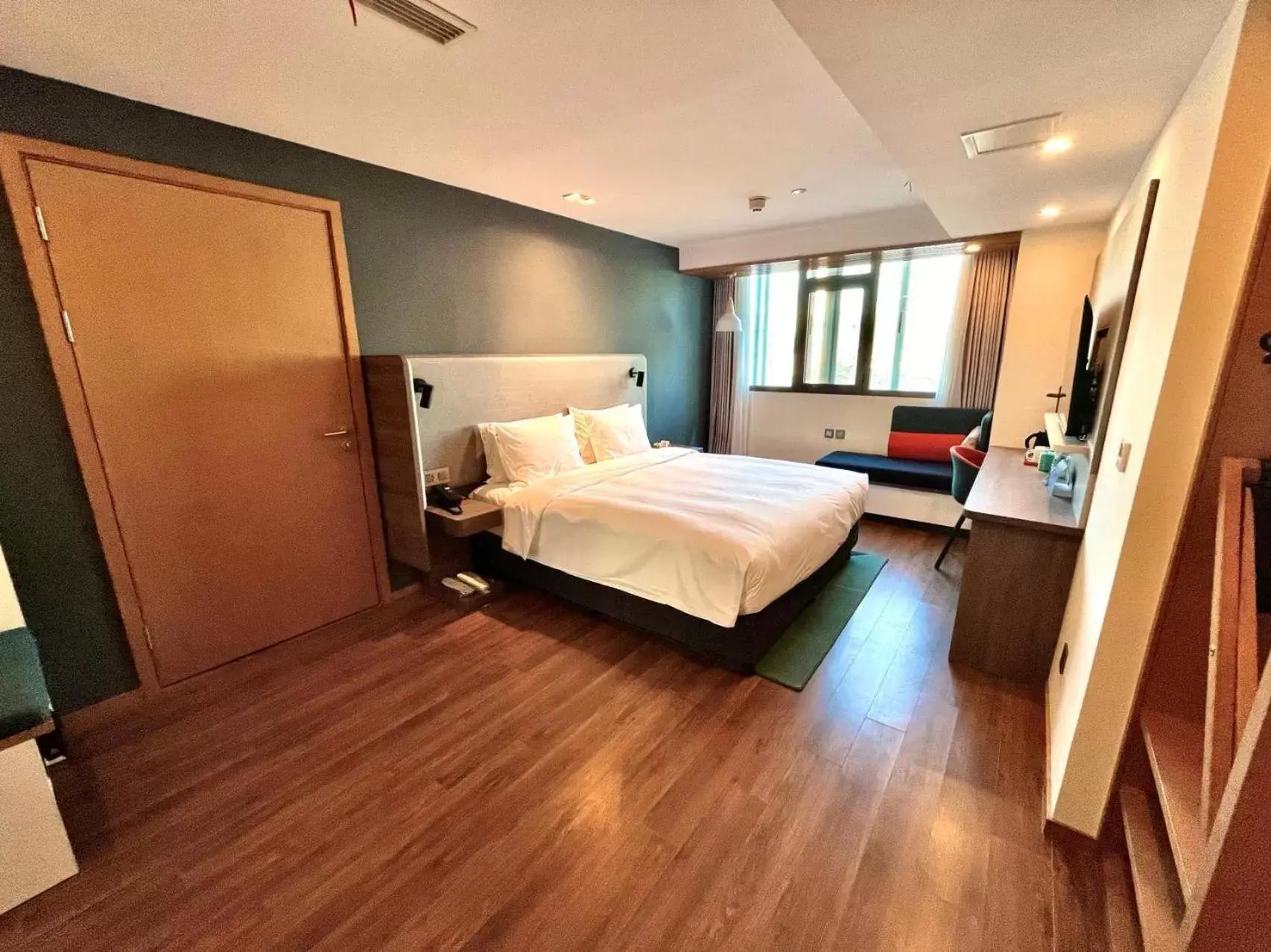 Facility for disabled guests, Bed in Holiday Inn Express Qingdao City Center by IHG Facility for disabled guests, Bed in Holiday Inn Express Qingdao City Center by IHG