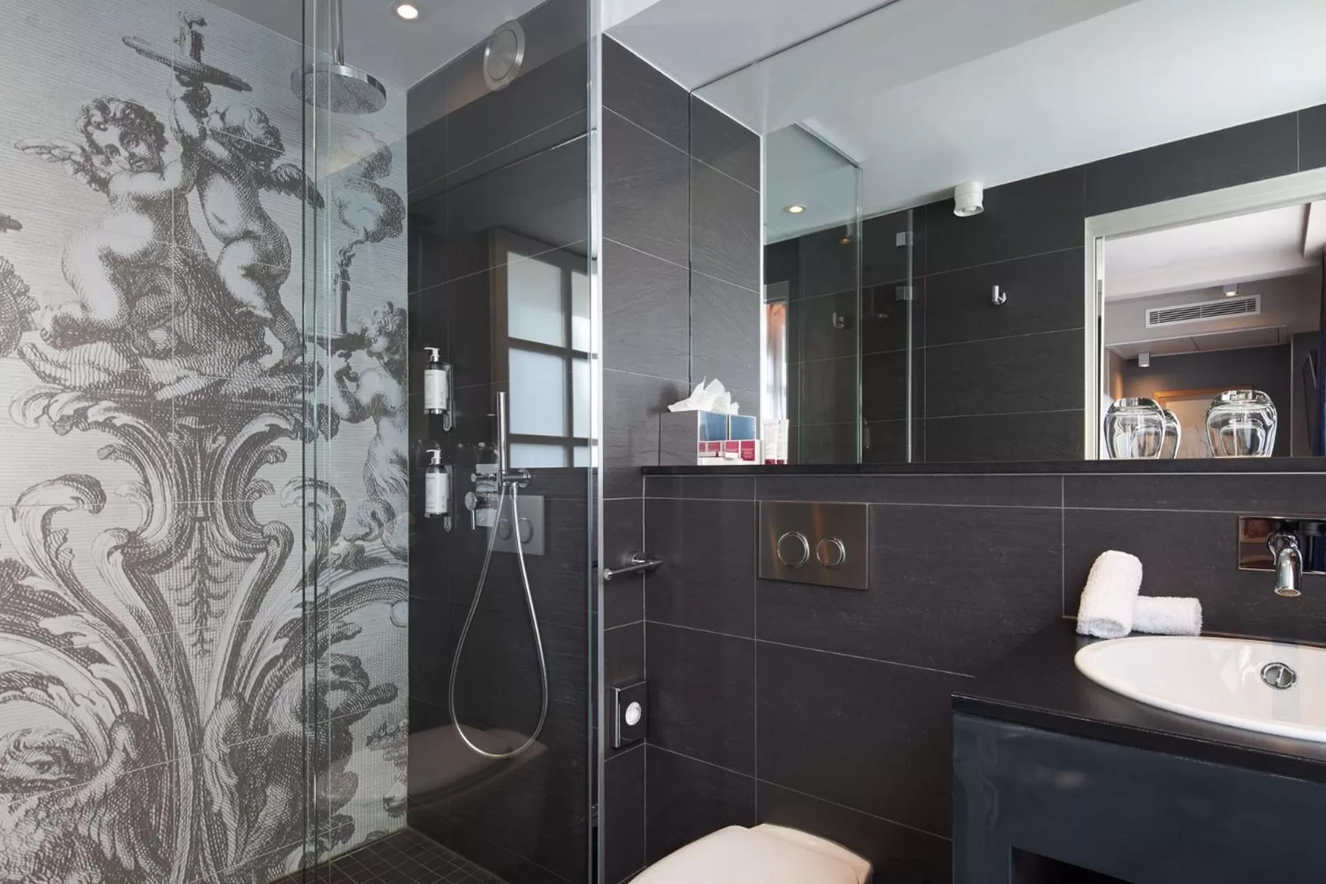 Shower in Hotel La Lanterne & Spa By Timhotel