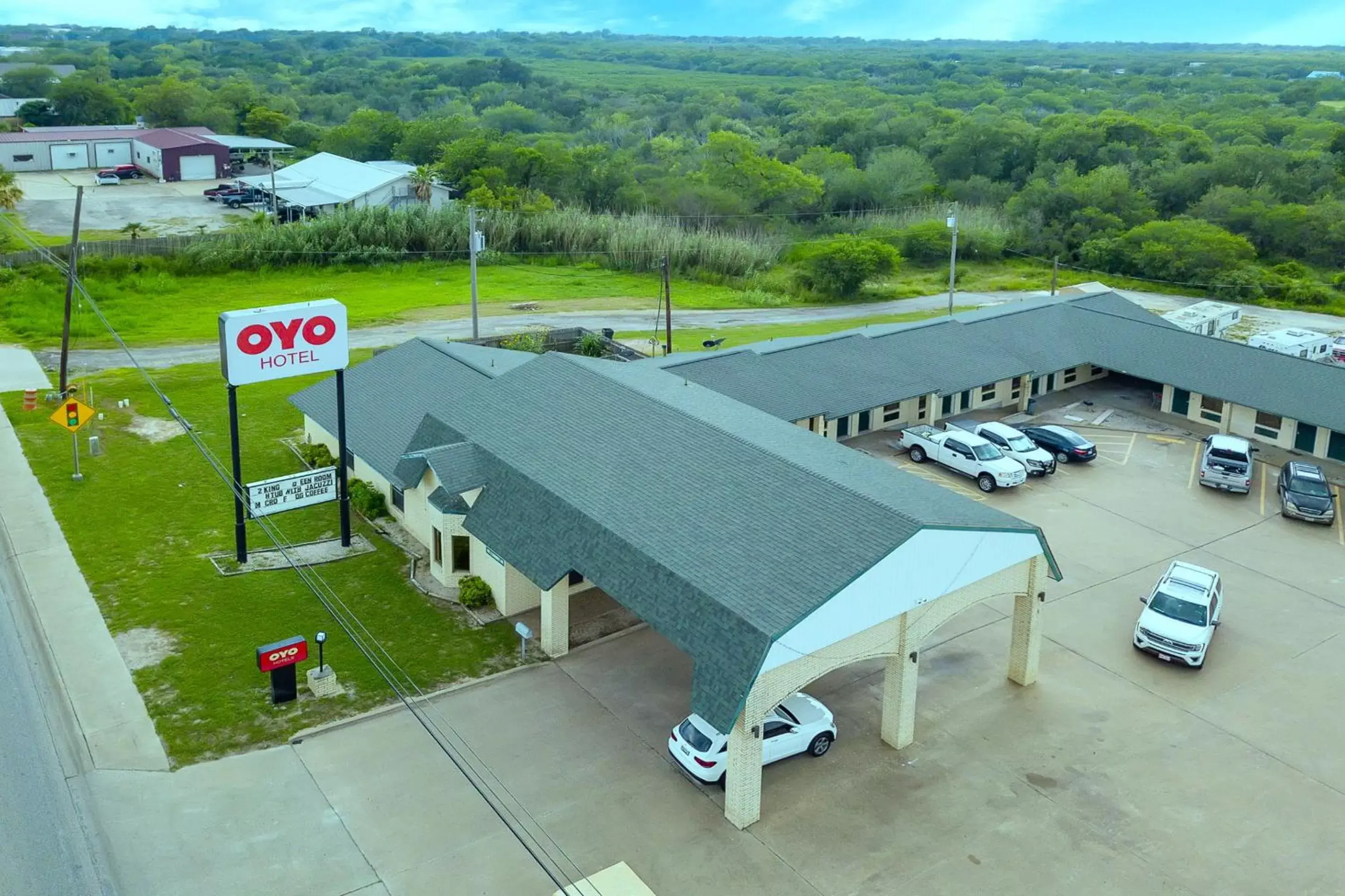 Property building, Bird's-eye View in OYO Hotel Three Rivers TX US-281