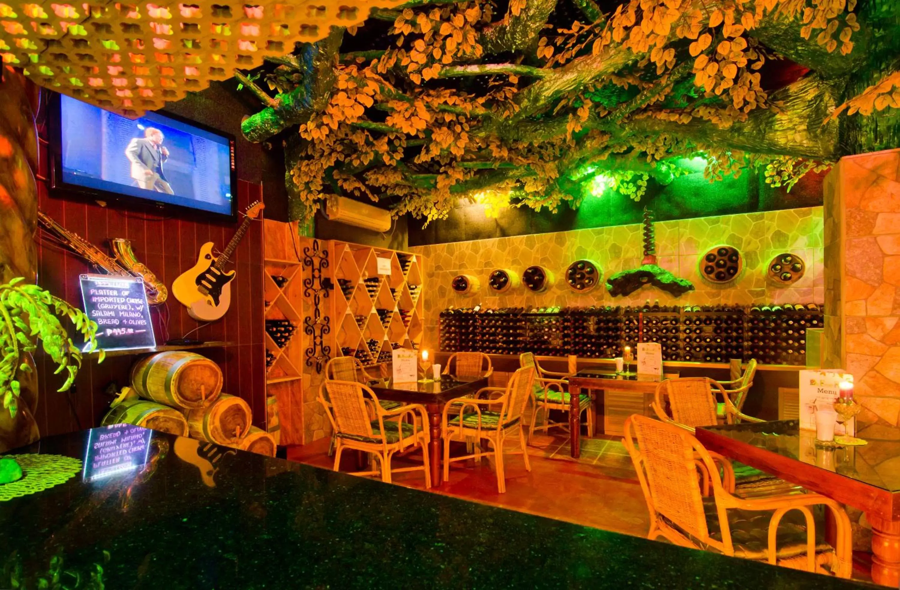 Lounge or bar, Restaurant/Places to Eat in Deep Forest Garden Hotel