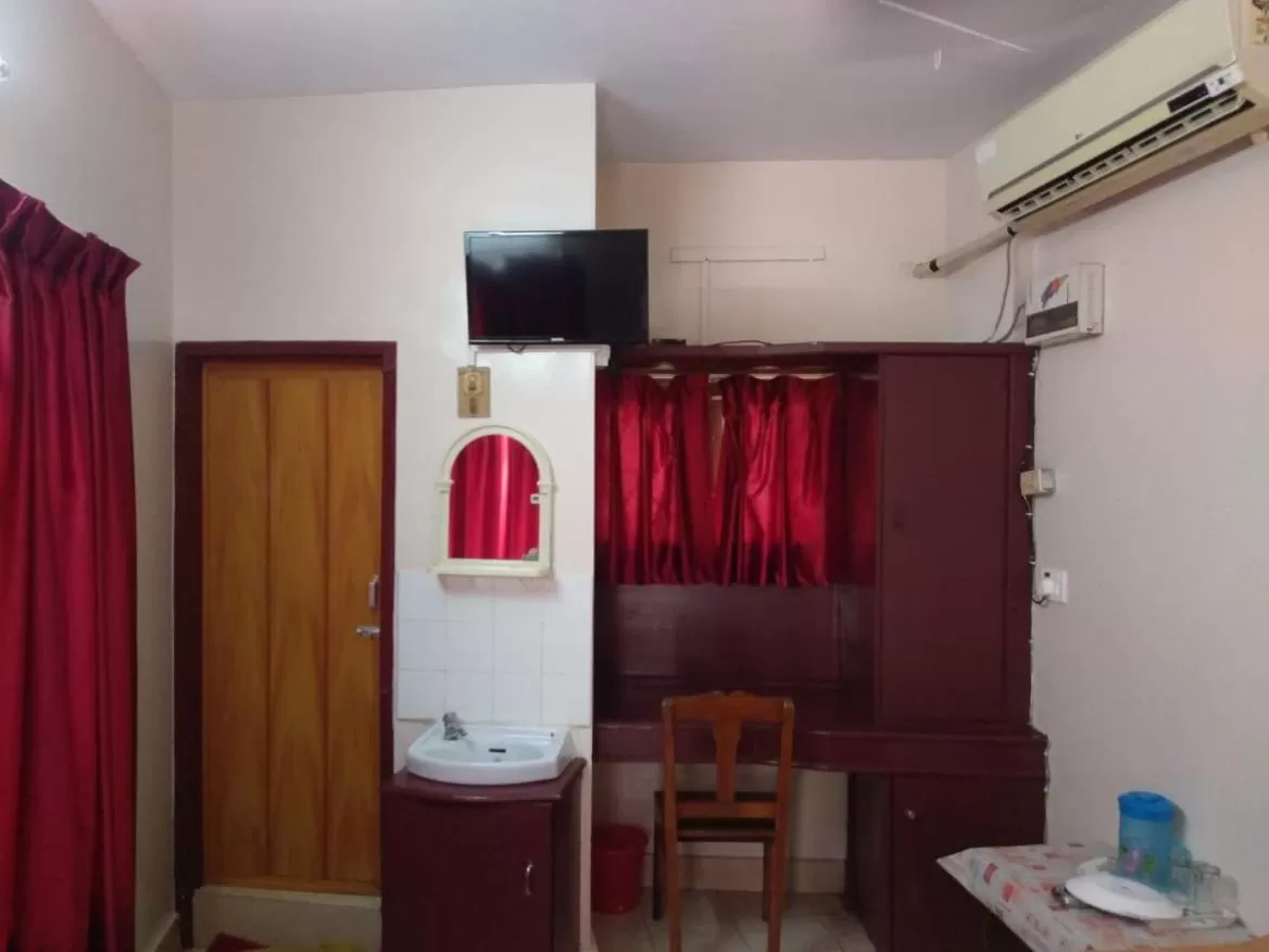 TV/Entertainment Center in Anandan Tourist Home