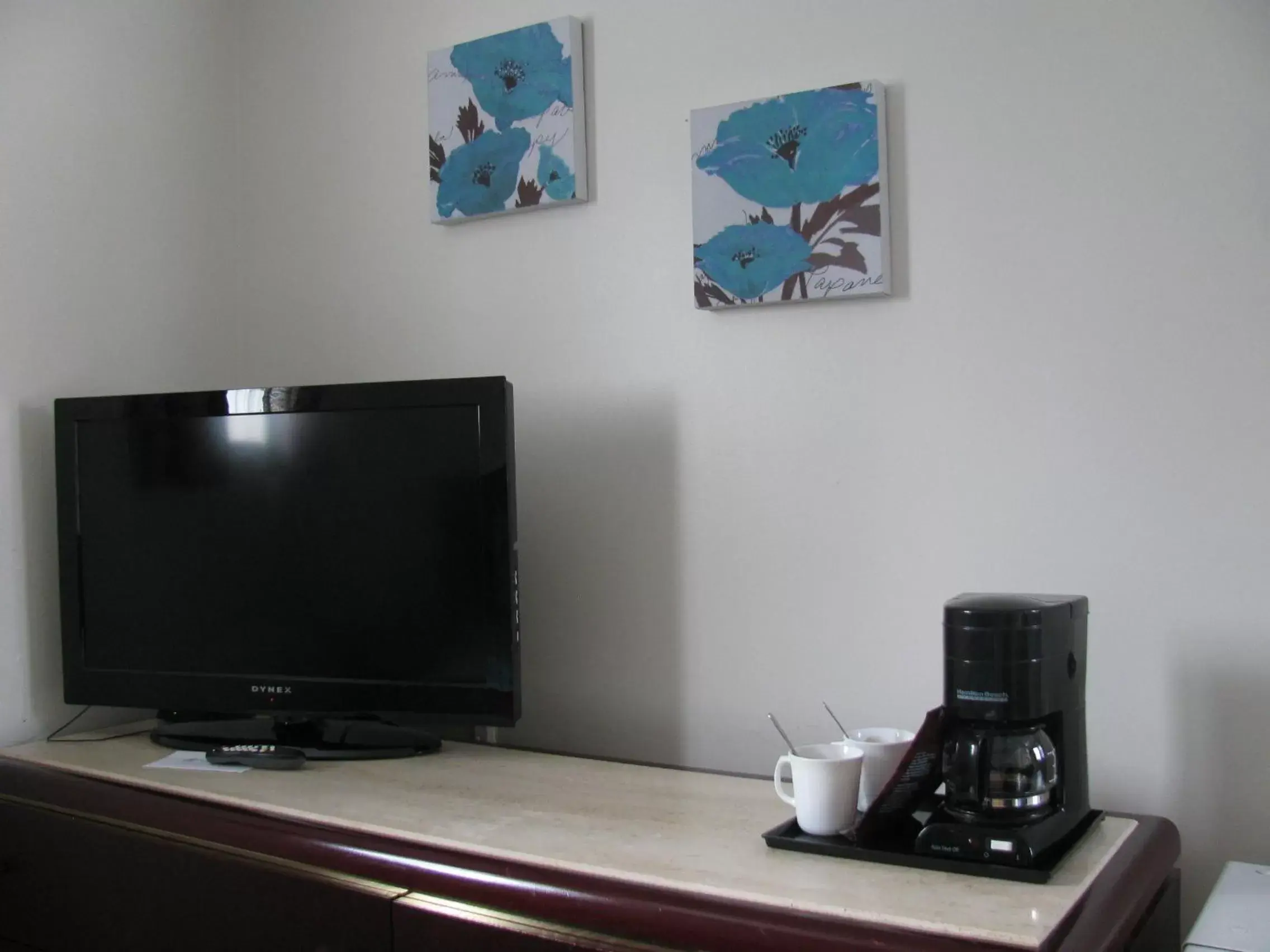 TV and multimedia, TV/Entertainment Center in Motel de l'Outlet