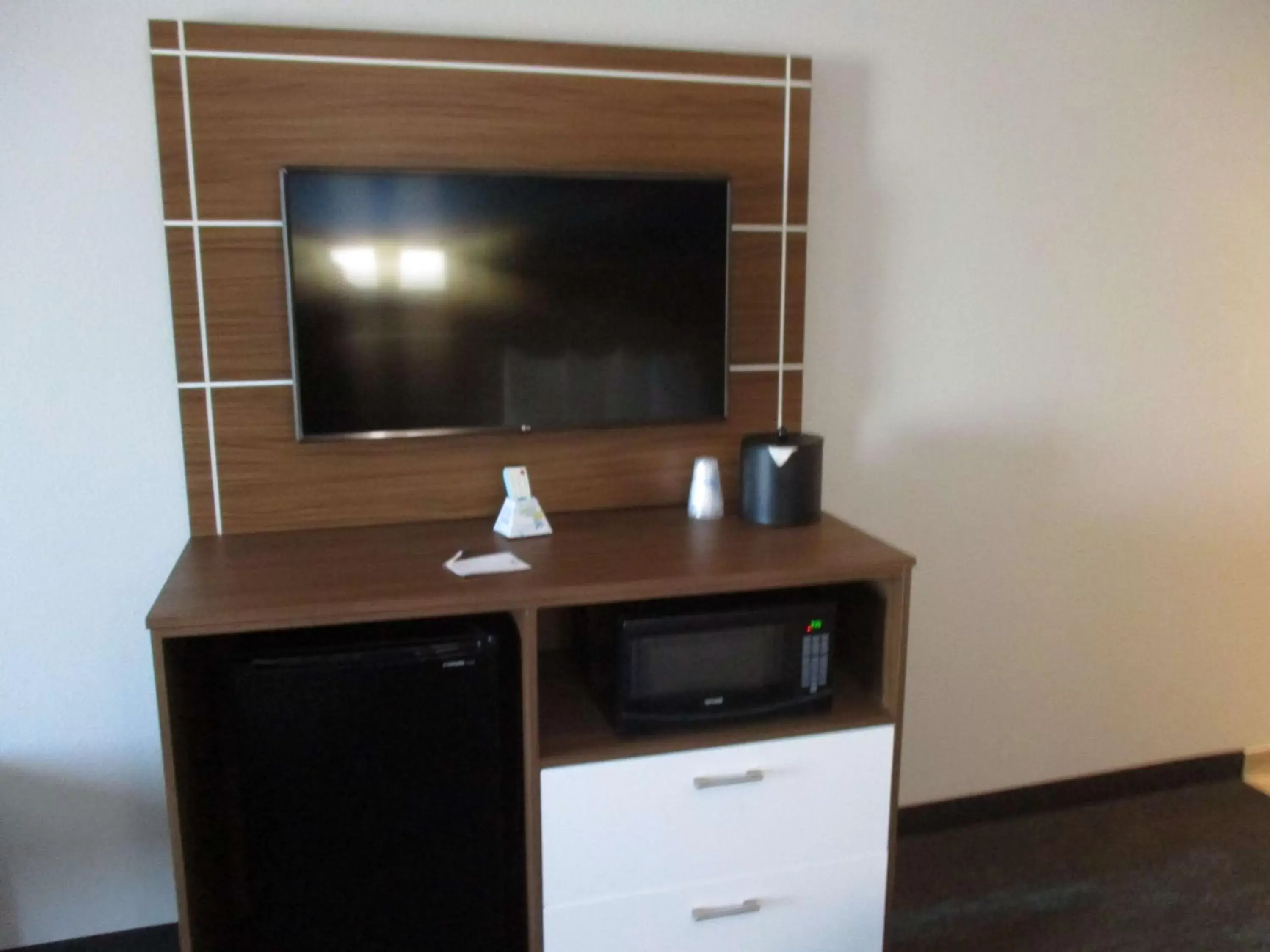 Photo of the whole room, TV/Entertainment Center in Best Western Plus Medical Center