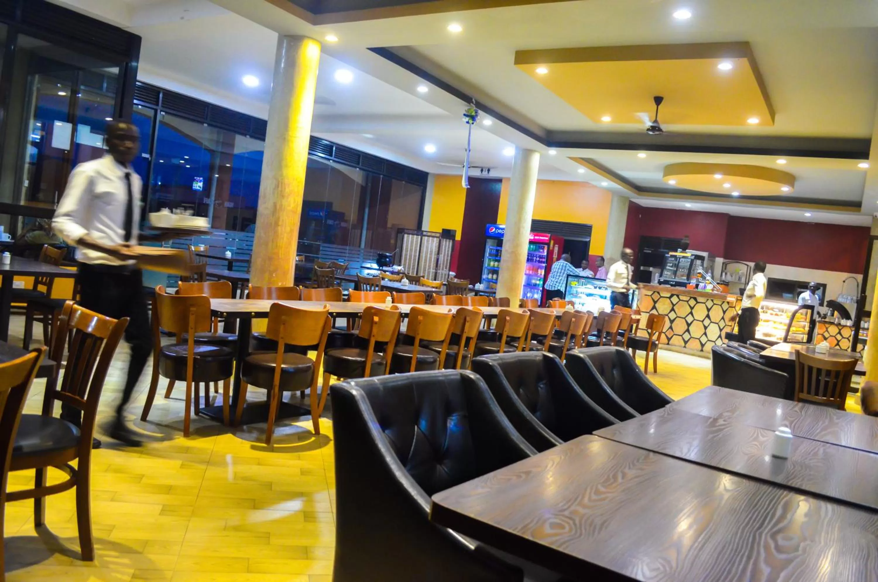 Restaurant/places to eat in Igar Plaza Hotel