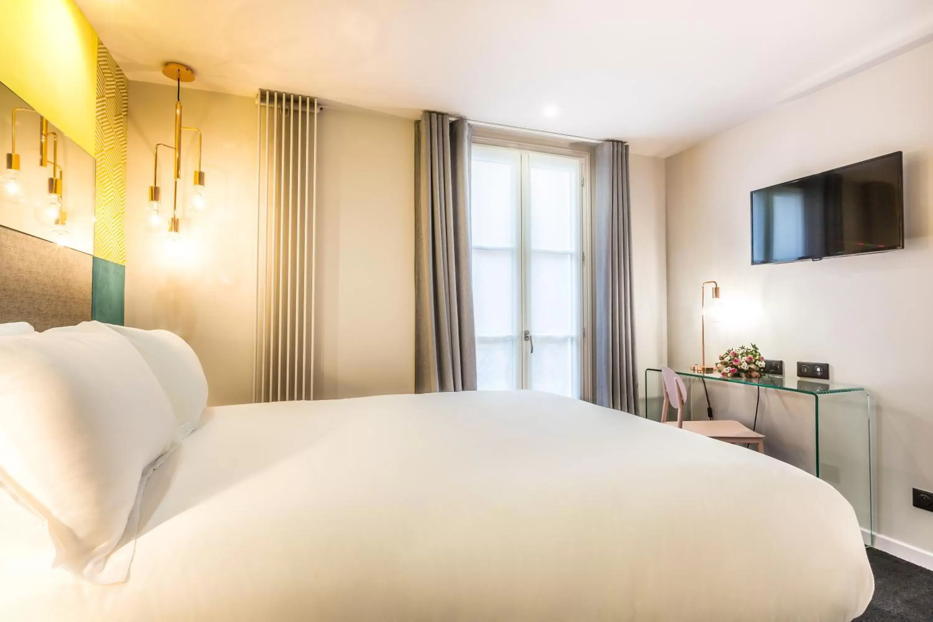 Photo of the whole room, Bed in Hotel Duette Paris