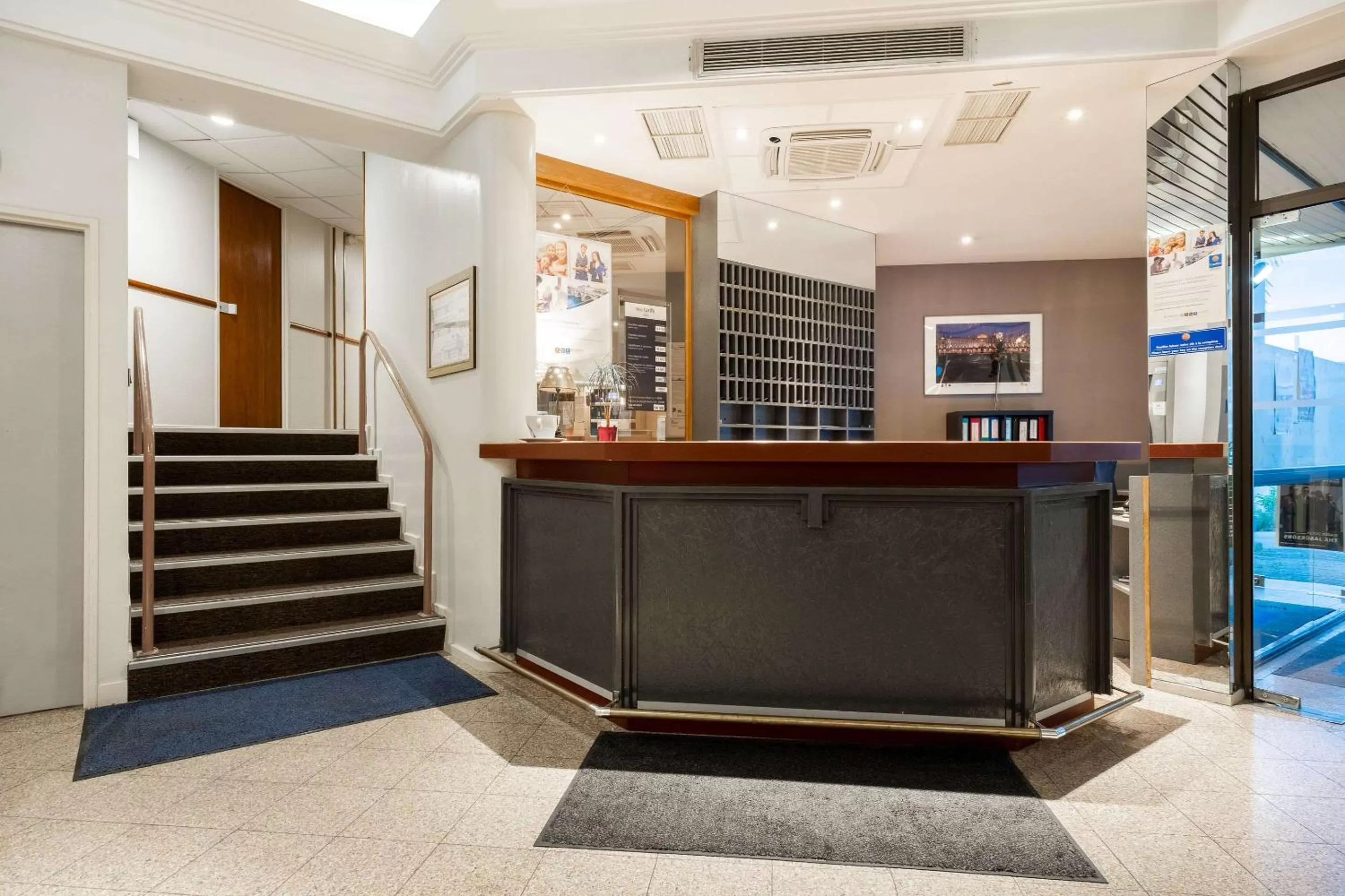 Lobby or reception in Comfort Hotel Toulouse Sud