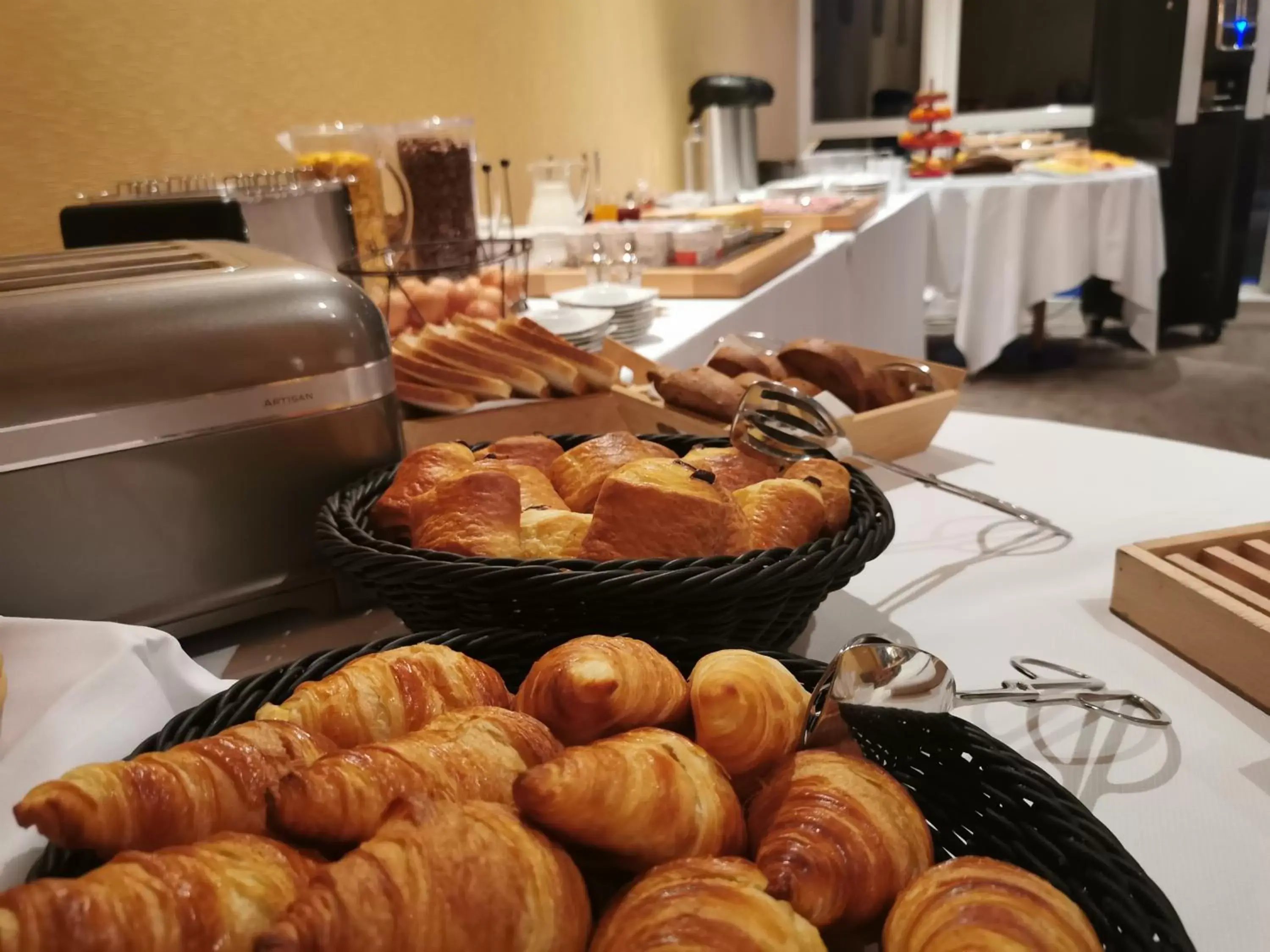 Buffet breakfast, Food in Grand Hôtel "Château de Sully" - Piscine & Spa