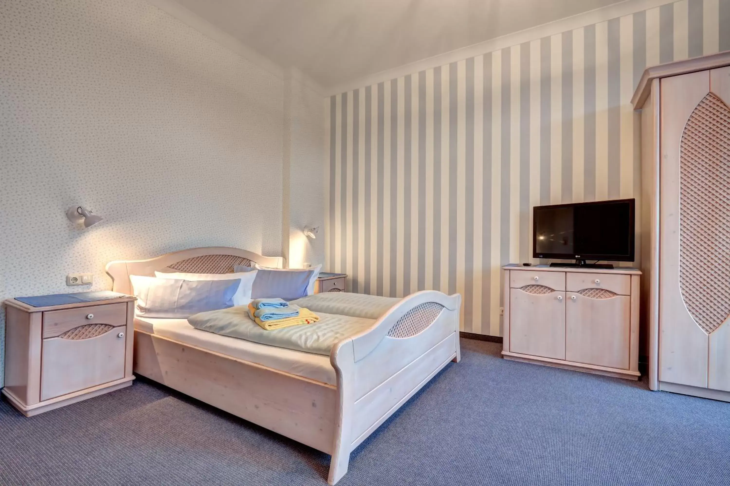 Photo of the whole room, Bed in Hotel Villa Seeschlößchen