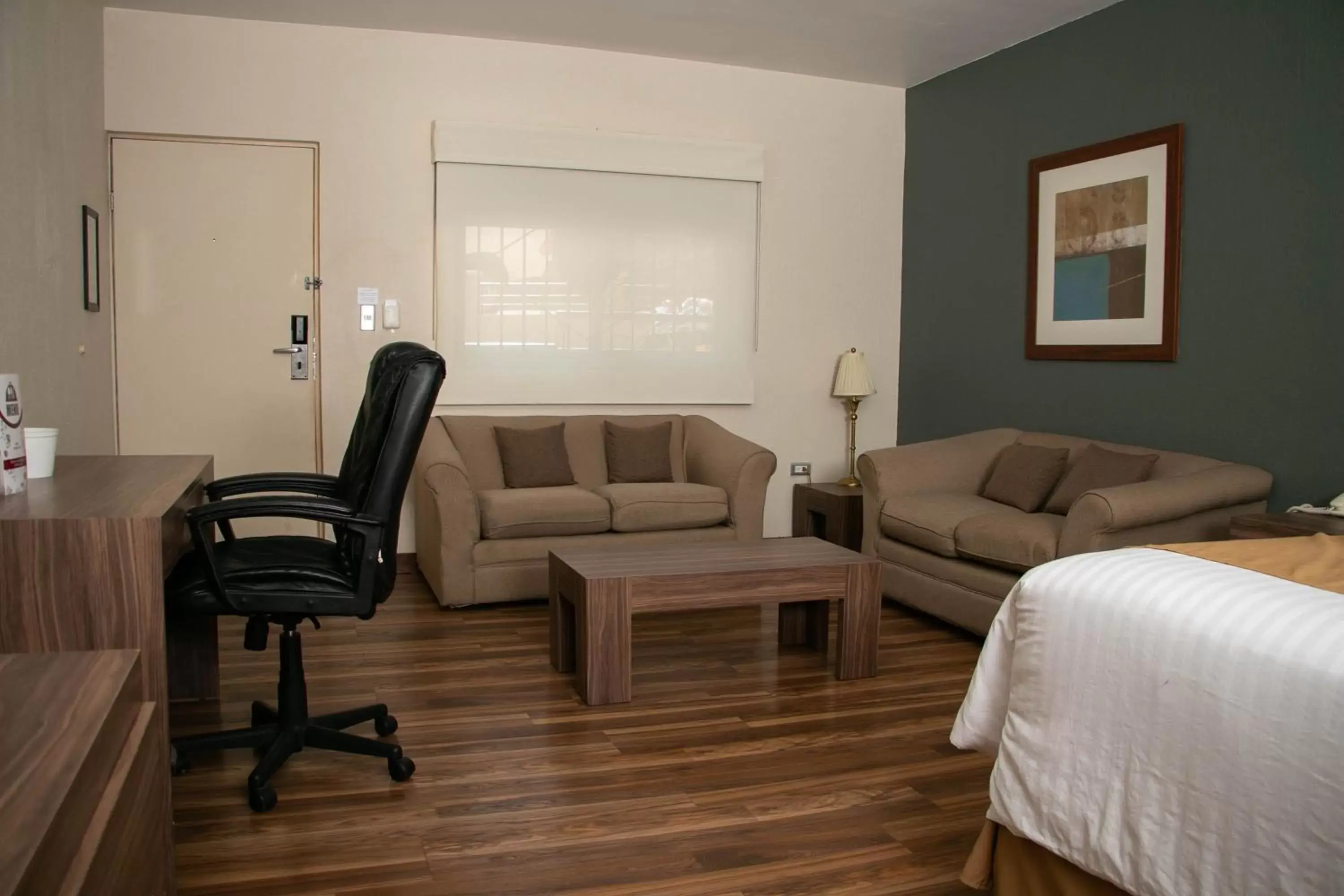 Bed, Seating Area in Best Western Cumbres Inn Cd. Cuauhtemoc