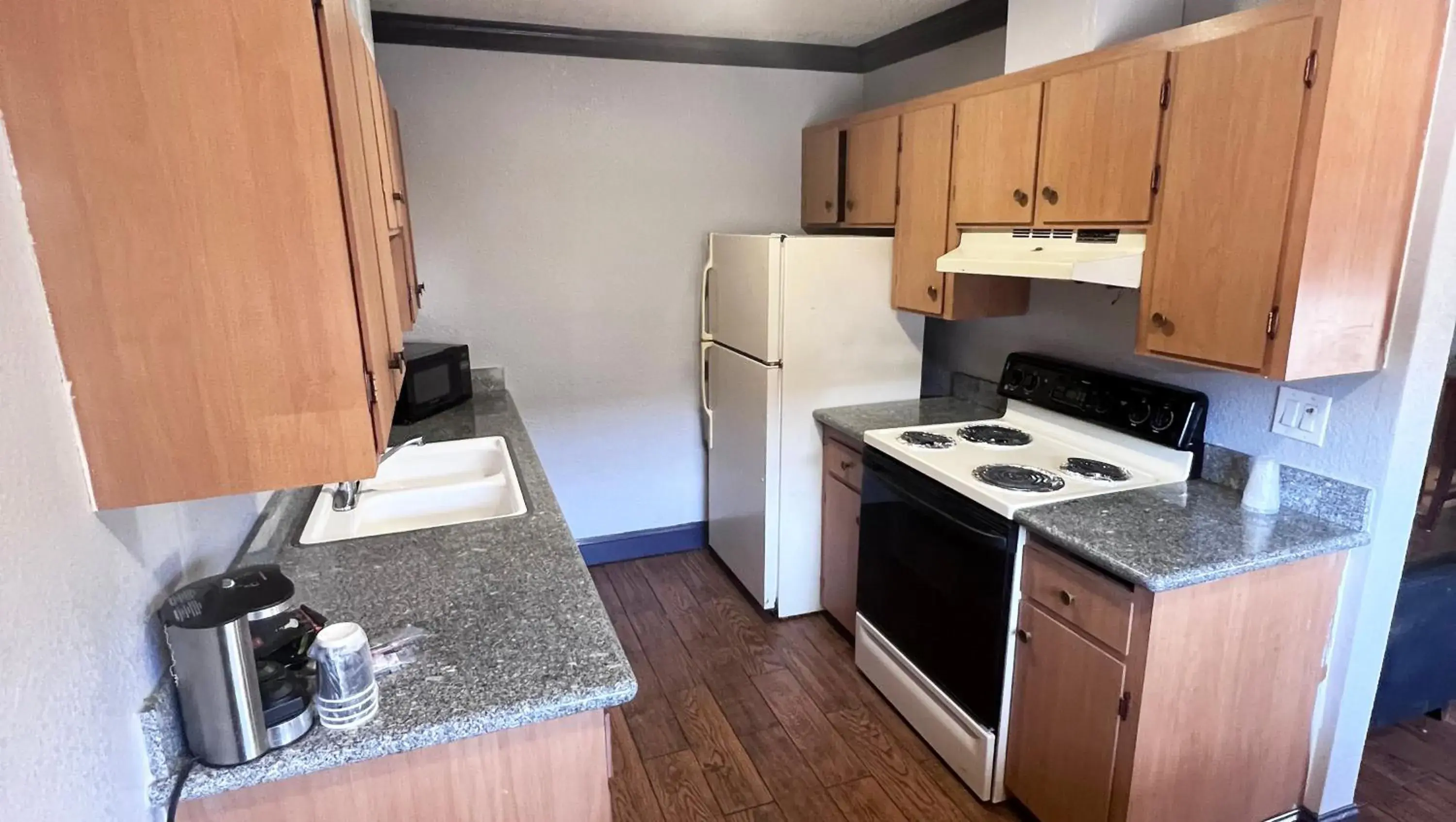 Kitchen or kitchenette, Kitchen/Kitchenette in Anchorage Inn Lakeport