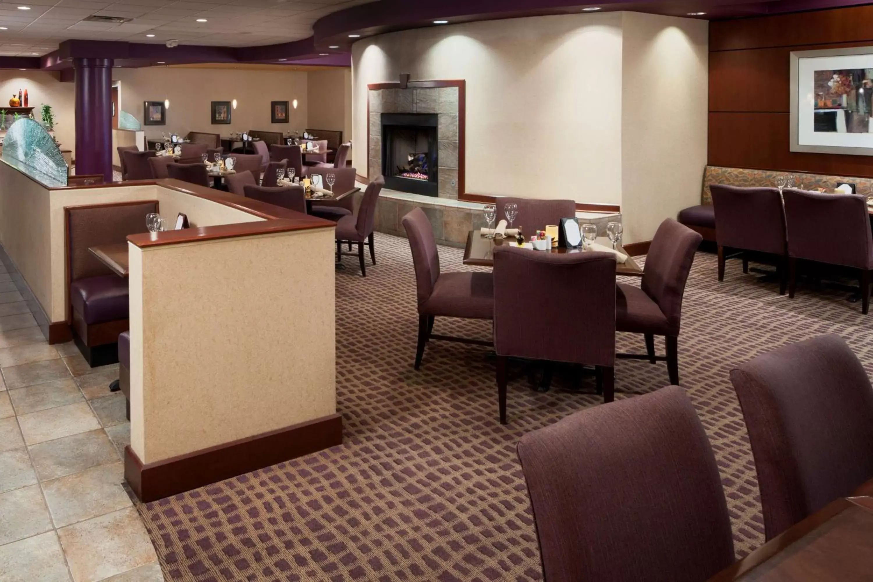 Dining area, Restaurant/Places to Eat in DoubleTree Suites by Hilton Hotel Cincinnati - Blue Ash