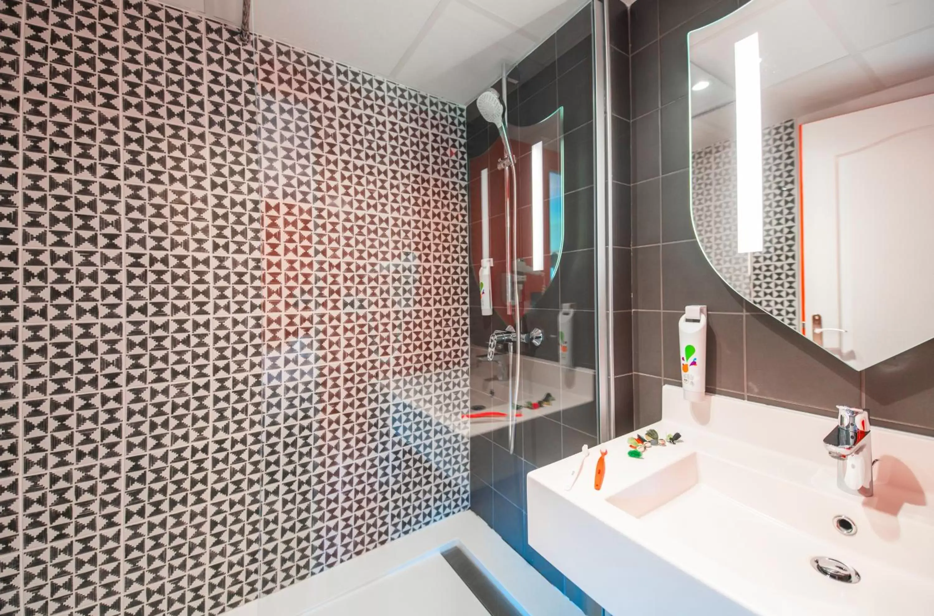 Shower, Bathroom in ibis Styles Carcassonne La Cité