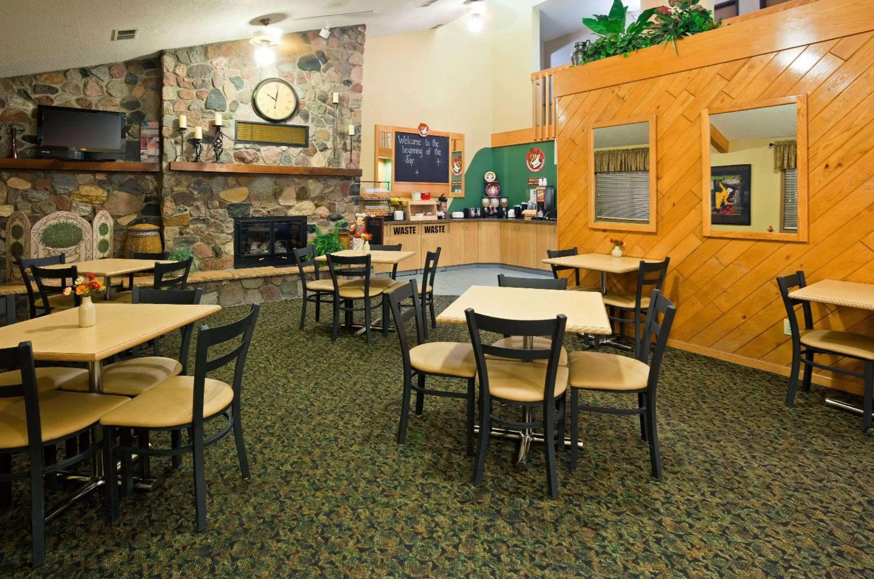 Restaurant/Places to Eat in AmericInn by Wyndham Sioux Falls