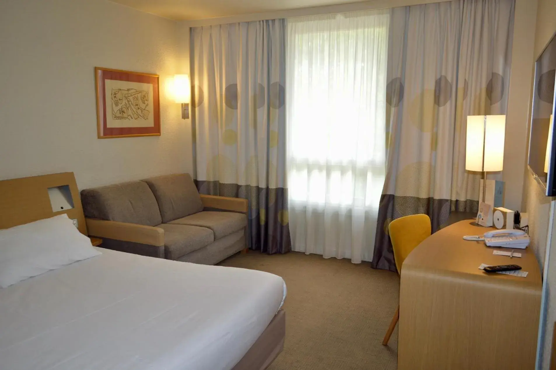 Photo of the whole room, Bed in Novotel Aix-en-Provence Beaumanoir
