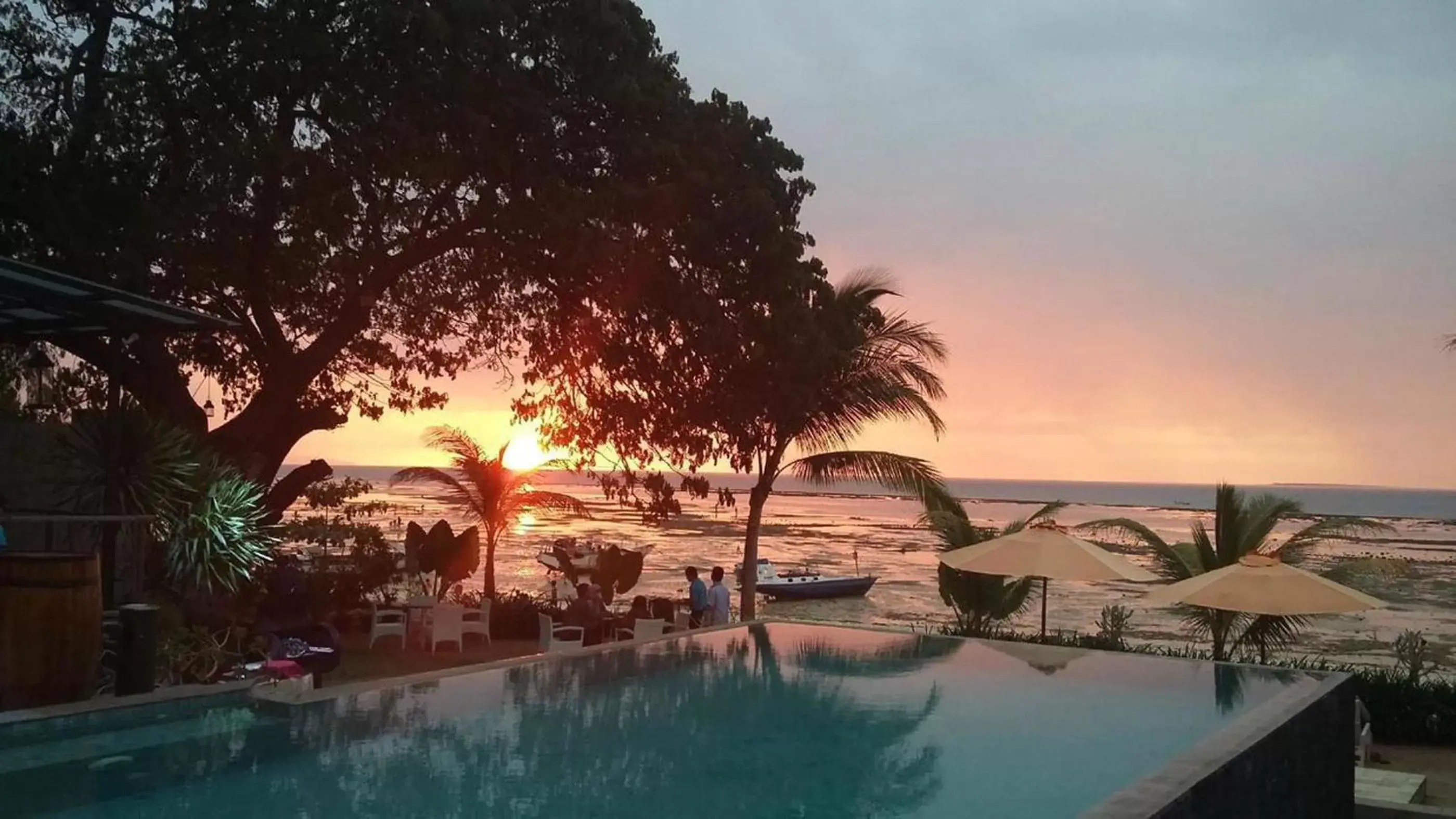 Swimming pool, Sunrise/Sunset in Sotis Hotel Kupang