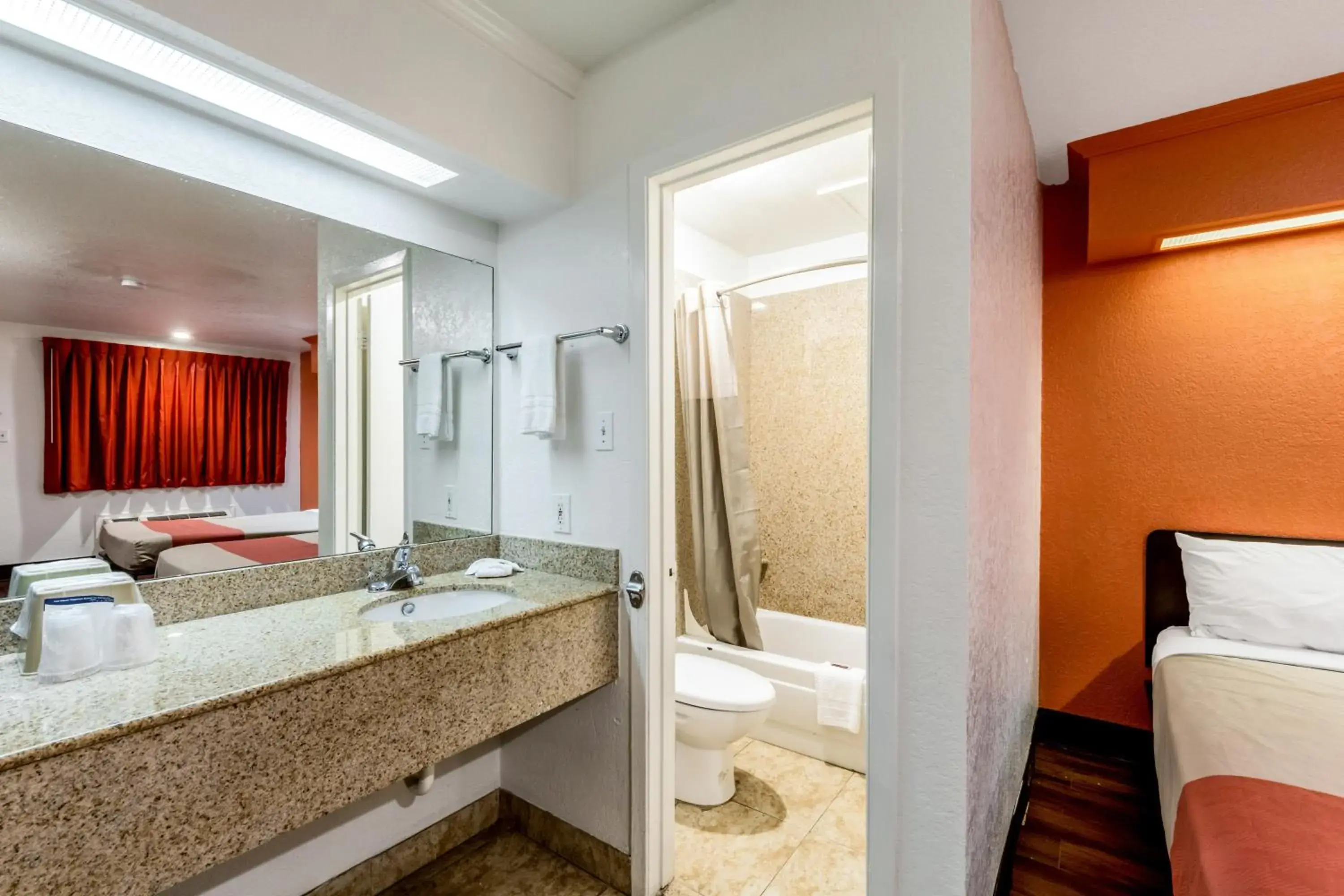 Bedroom, Bed in Motel 6 San Antonio, TX - Frost Bank Center Bedroom, Bed in Motel 6 San Antonio, TX - Frost Bank Center