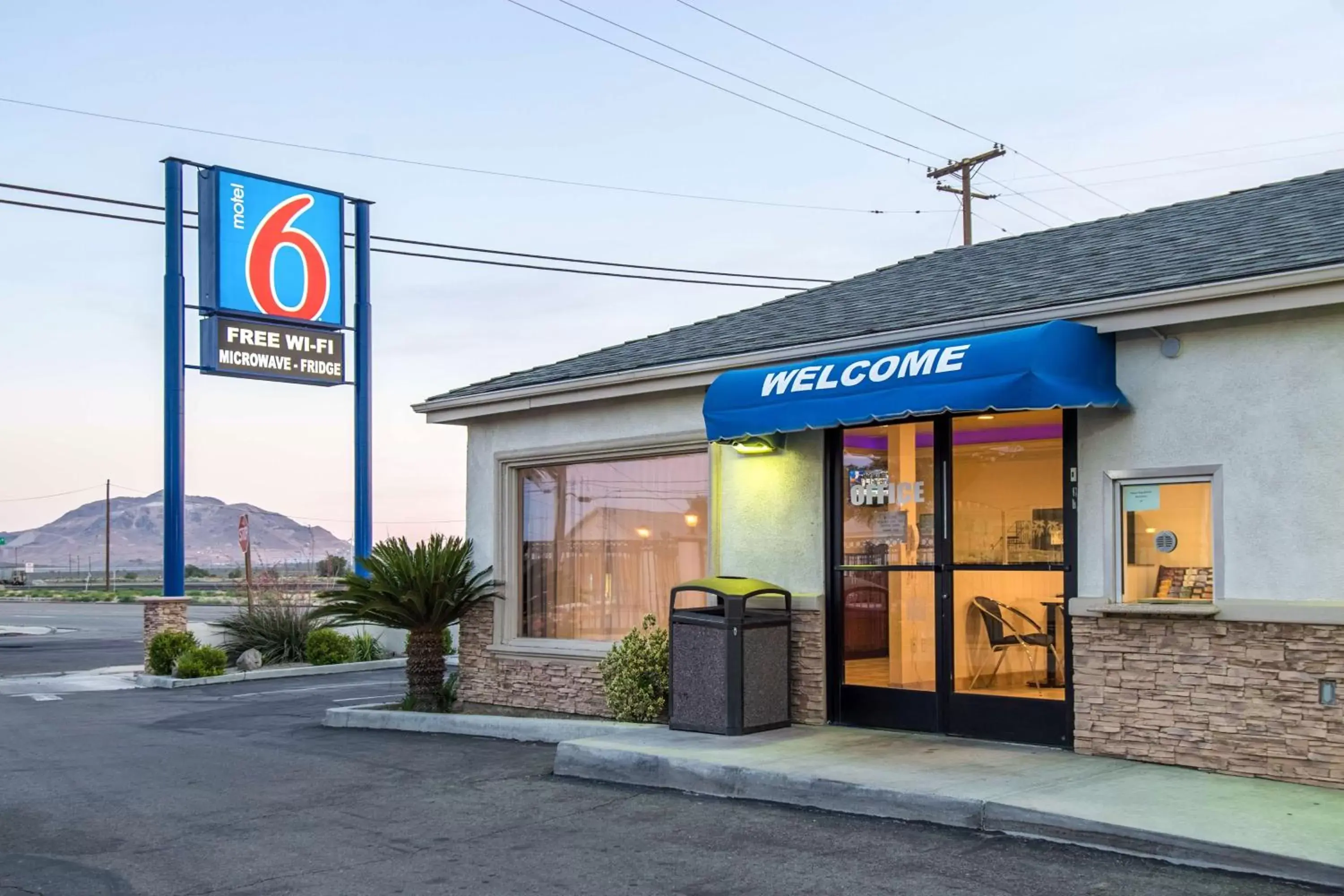 Property building, Property Logo/Sign in Motel 6-Mojave, CA - Airport