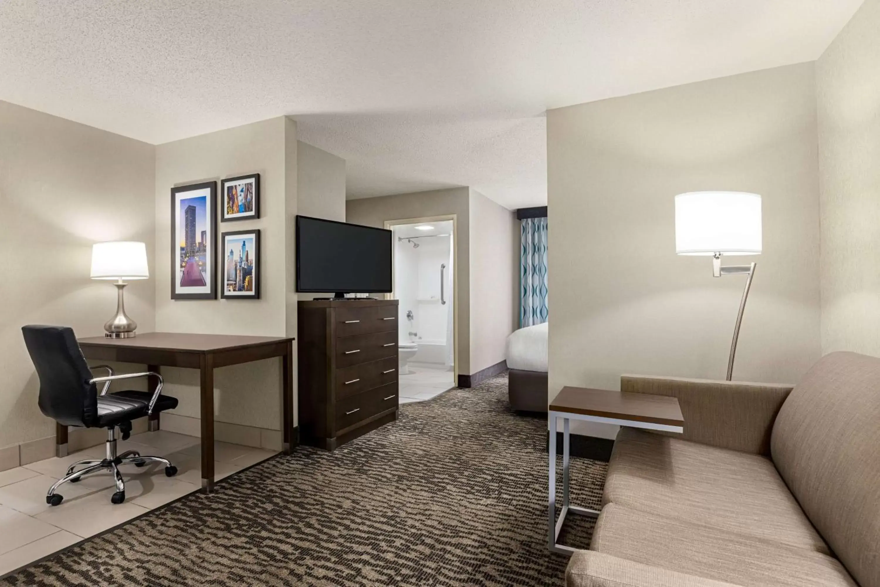 Photo of the whole room, TV/Entertainment Center in La Quinta by Wyndham Newark - Elkton