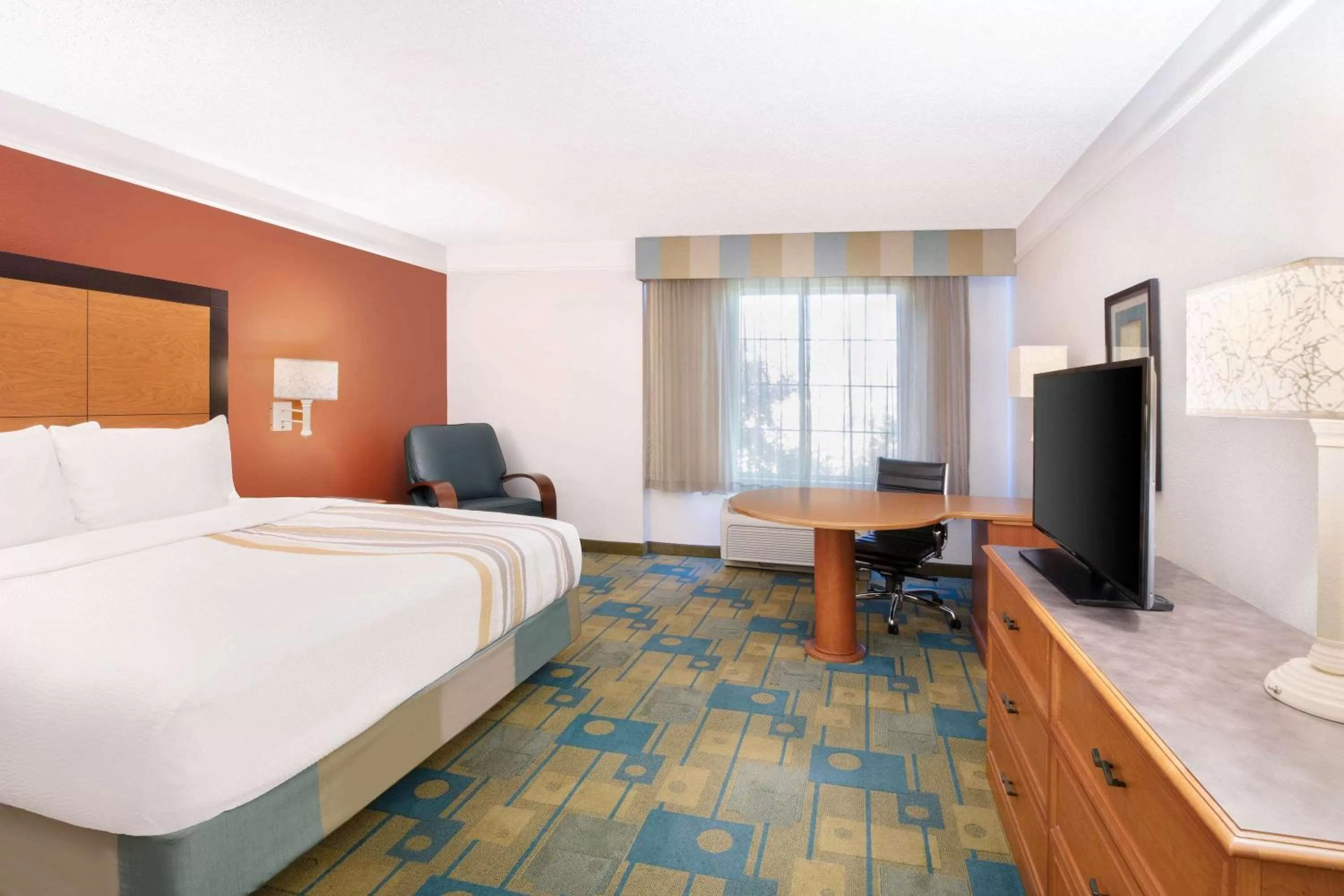 Photo of the whole room, Bed in La Quinta Inn and Suites by Wyndham, Ocala