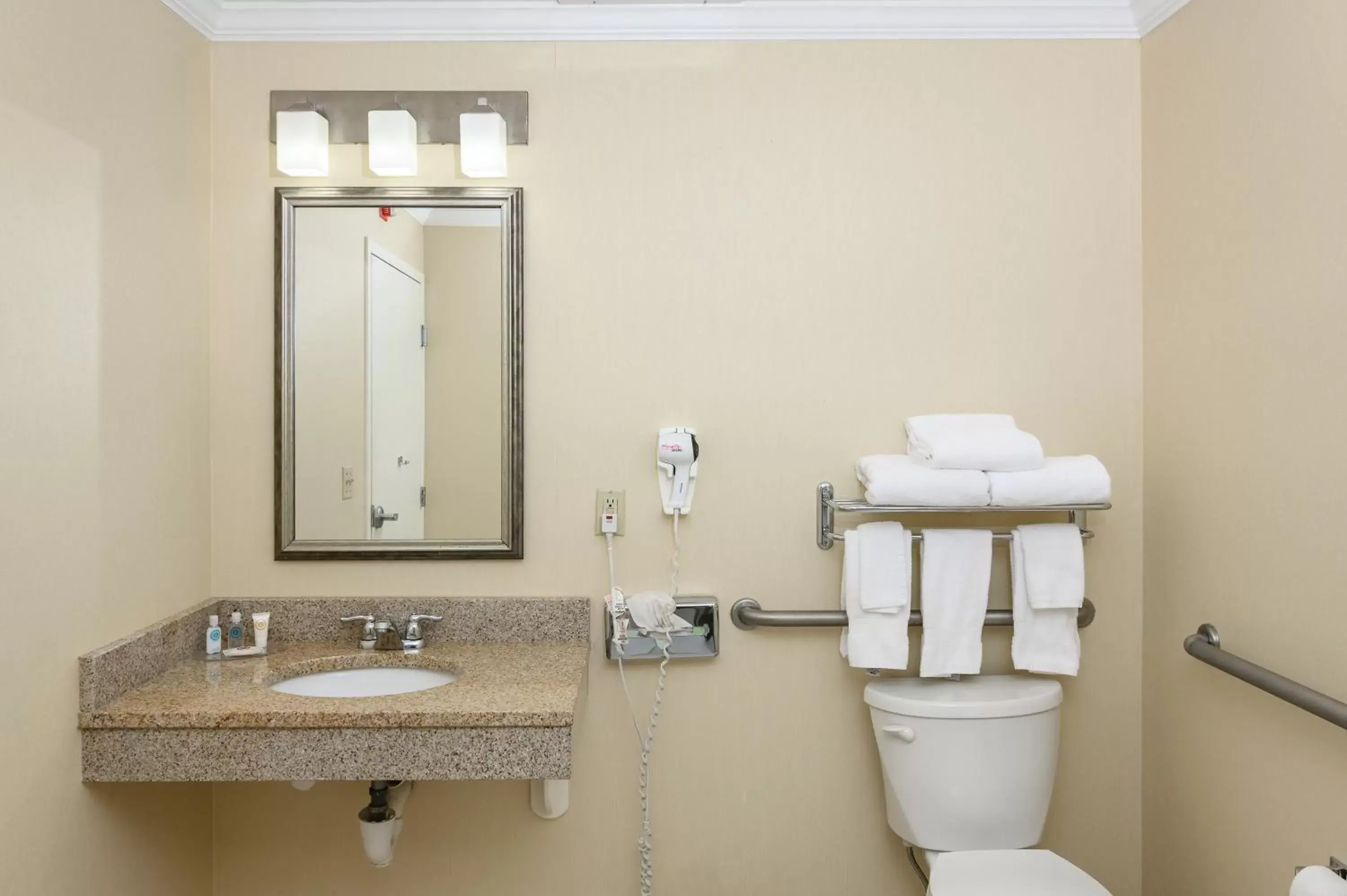 Bathroom in Hotel 44 North Freeport Brunswick