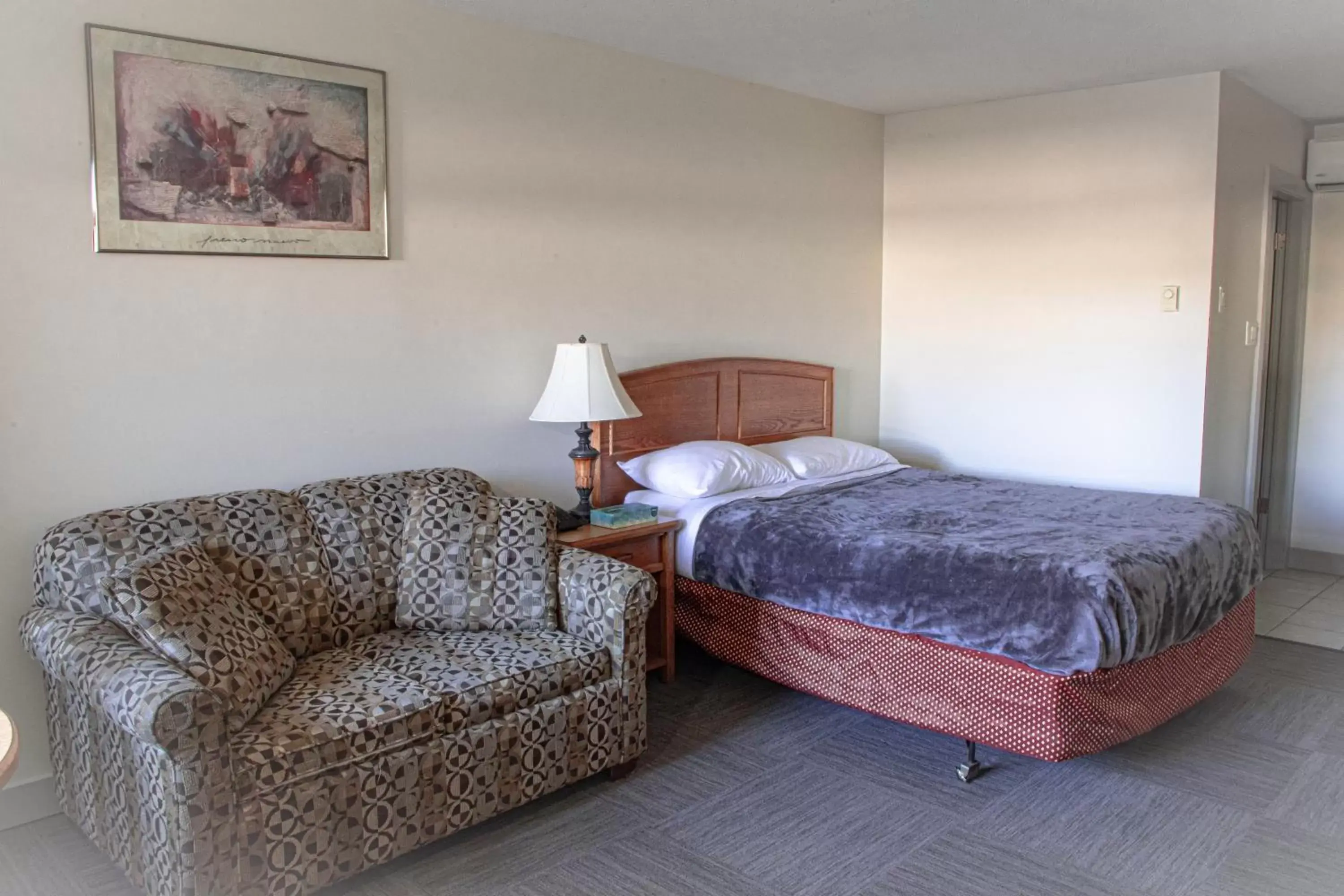 Bed in Grandview Motel