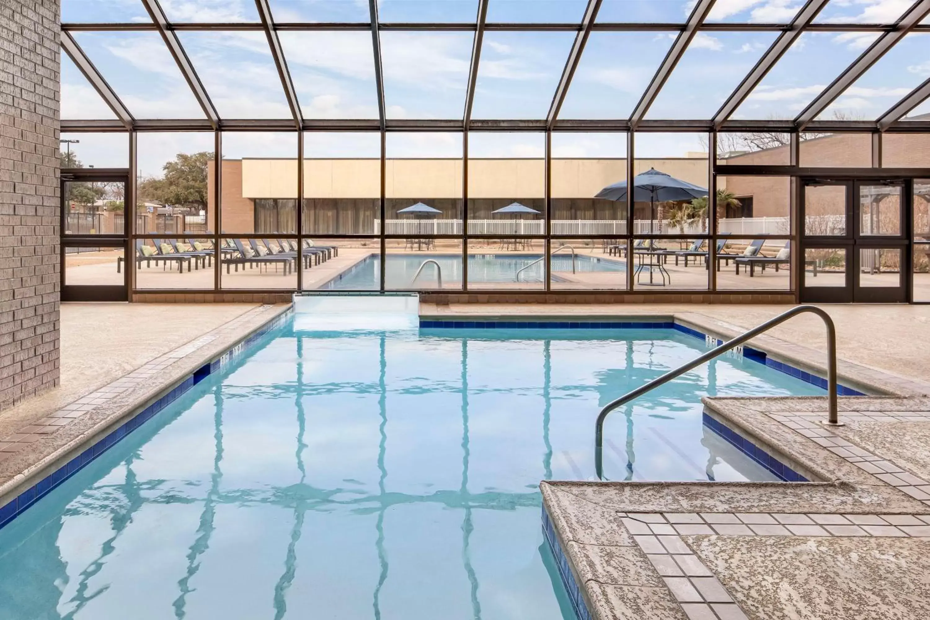 Pool view, Swimming Pool in Hilton Arlington