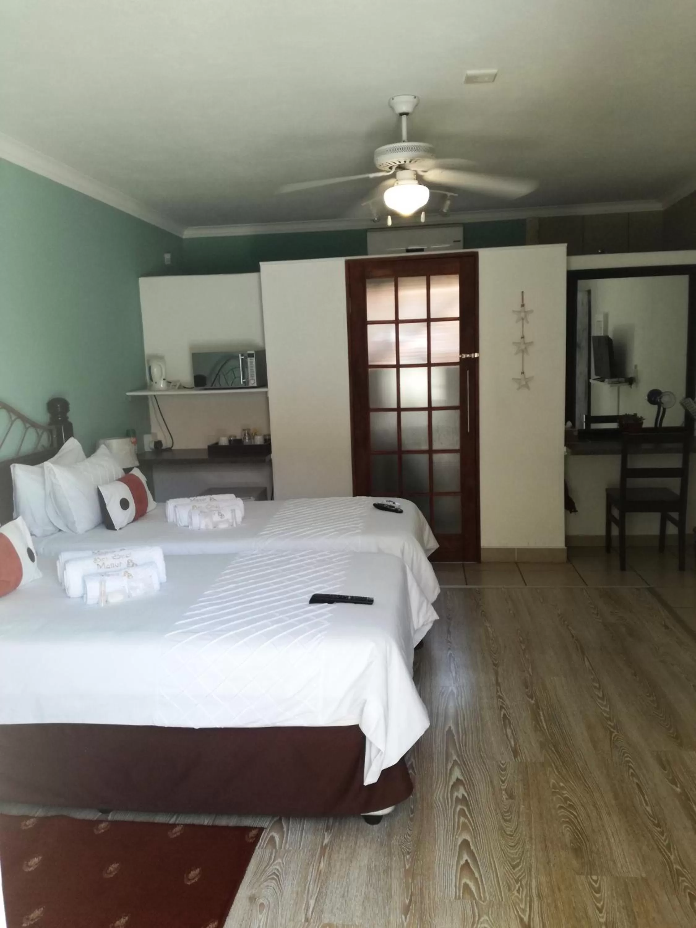 Bedroom, Bed in Bri-Shel Manor B&B