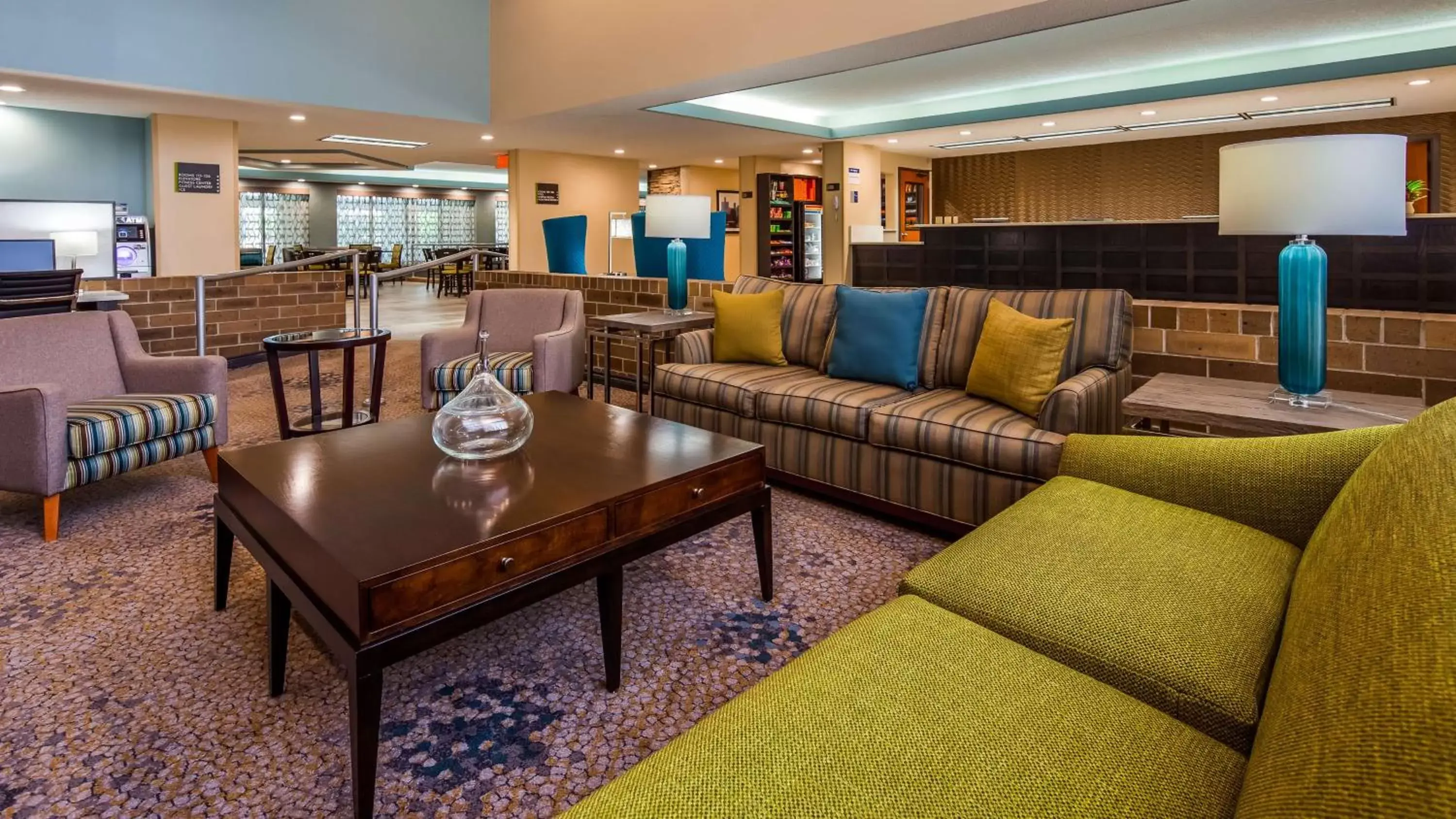 Lobby or reception, Lounge/Bar in Best Western Warren Hotel