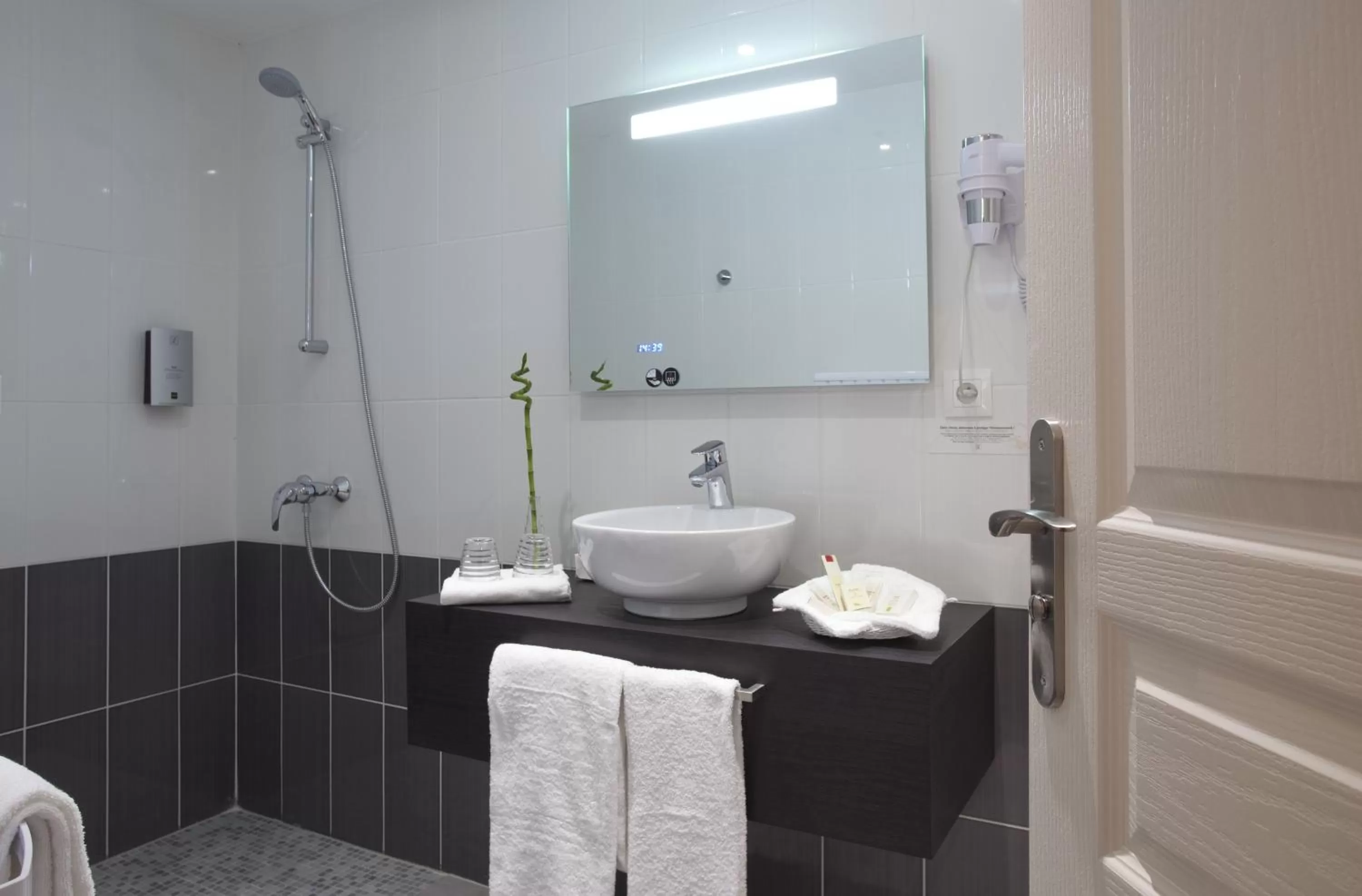 Bathroom in Contact Hôtels Les Pierres Dorées