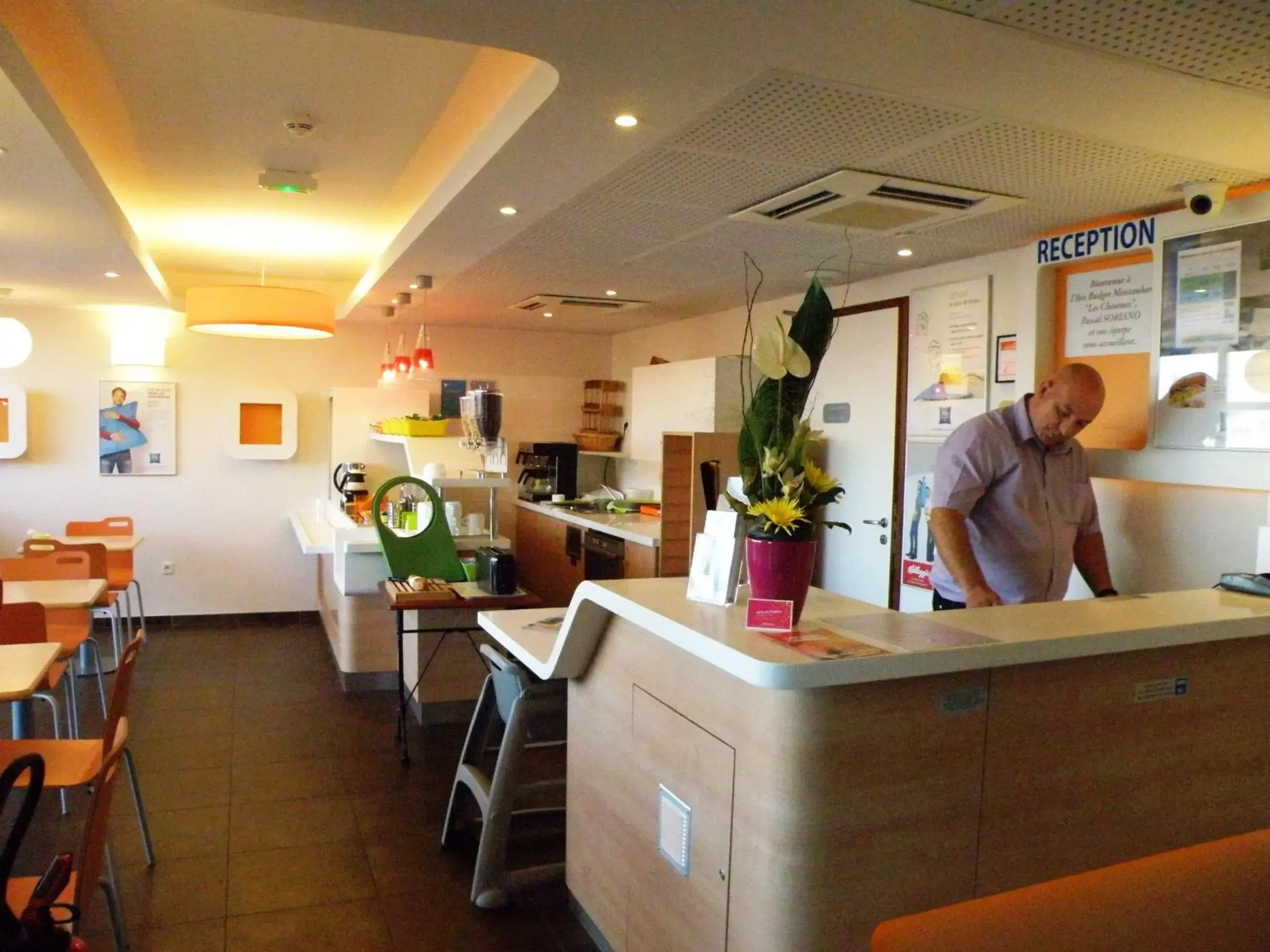 Lobby or reception in ibis budget Montauban Les Chaumes