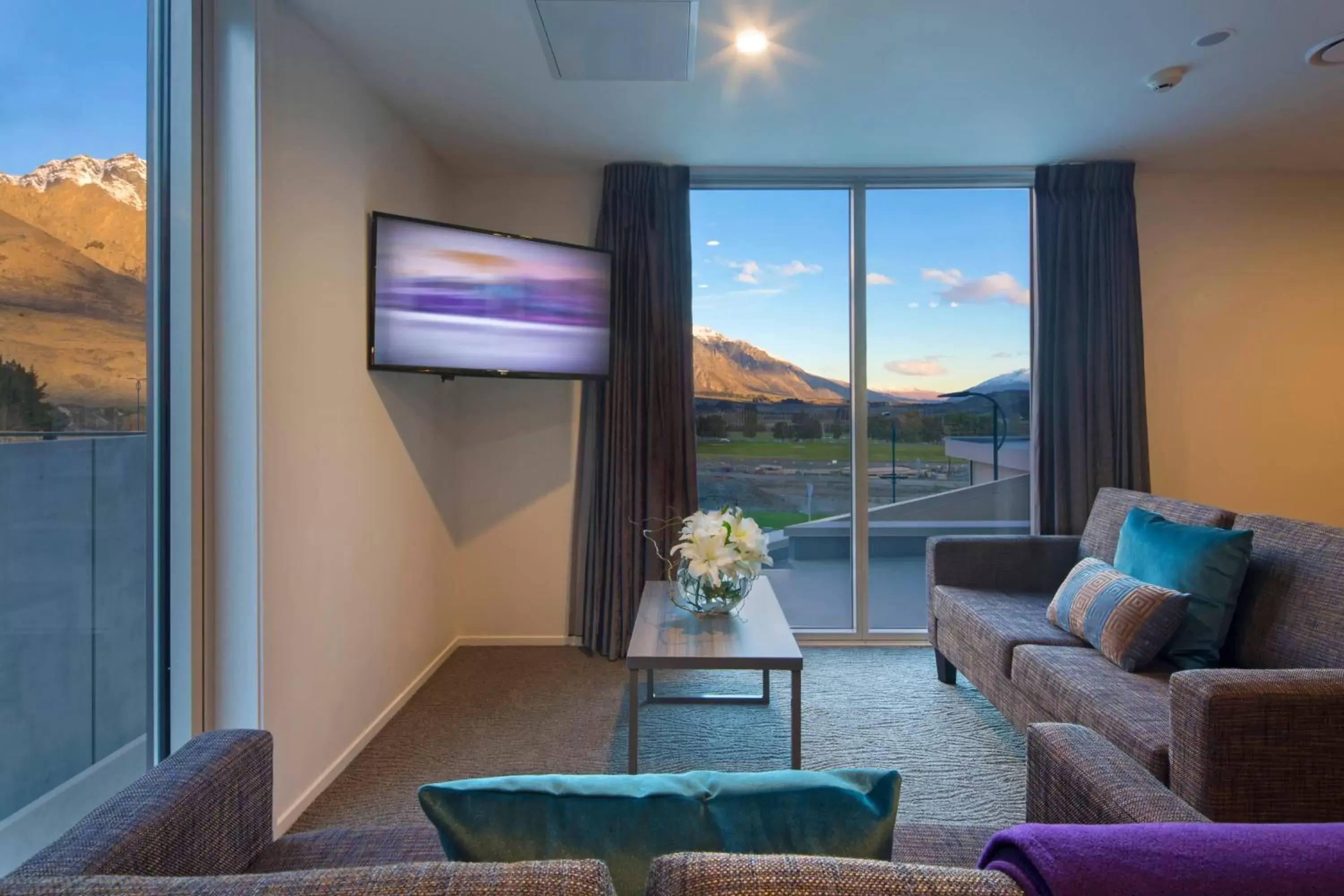 Mountain view, Seating Area in Ramada Suites by Wyndham Queenstown Remarkables Park