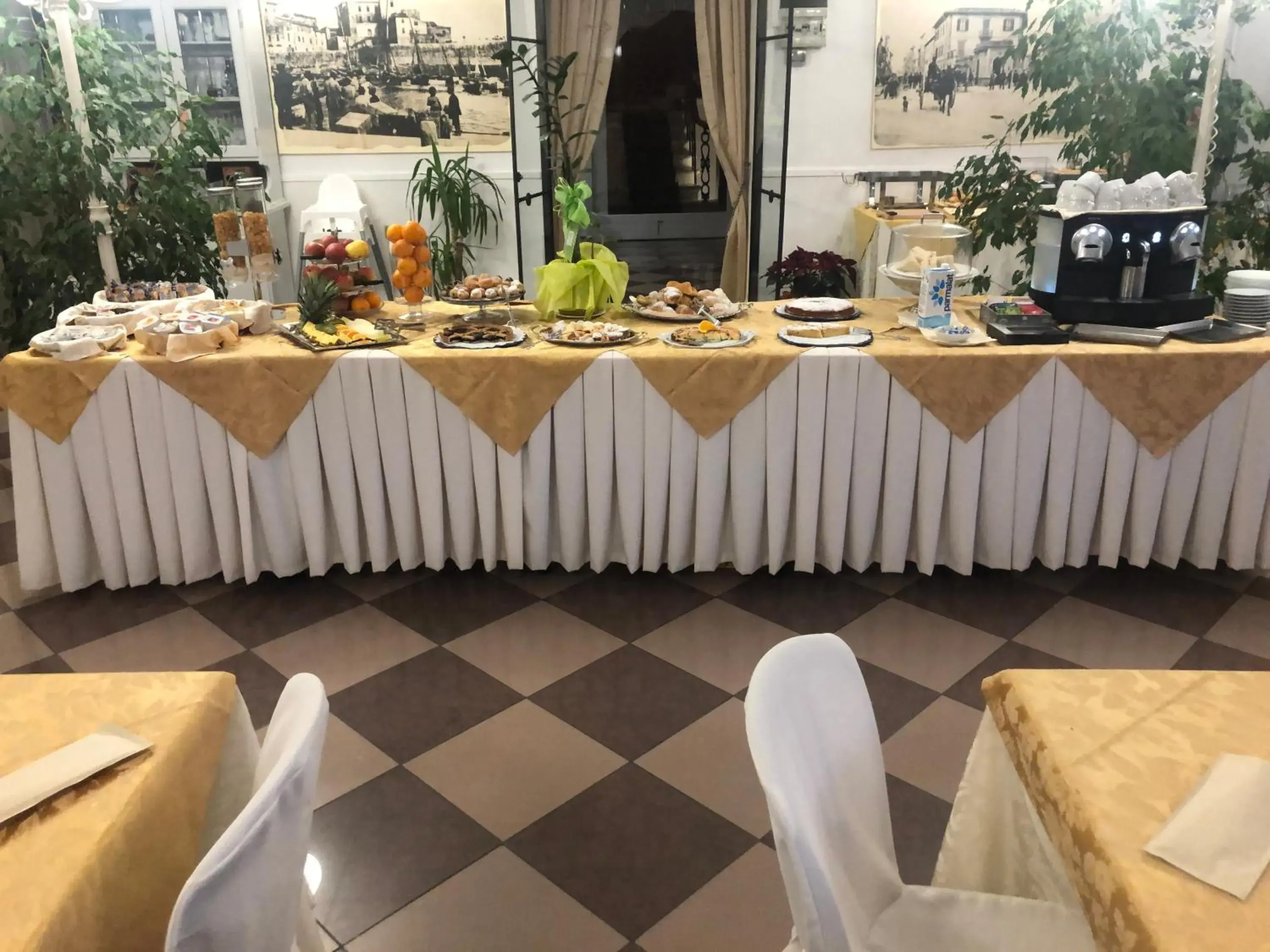 Buffet breakfast in Antico Hotel Moderno