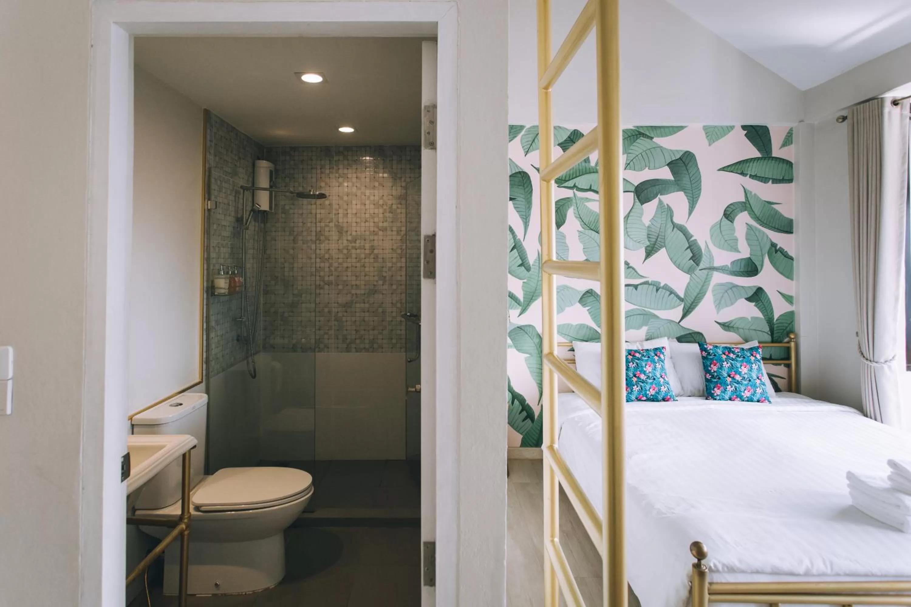 Bathroom in J's Cafe and Poshtel