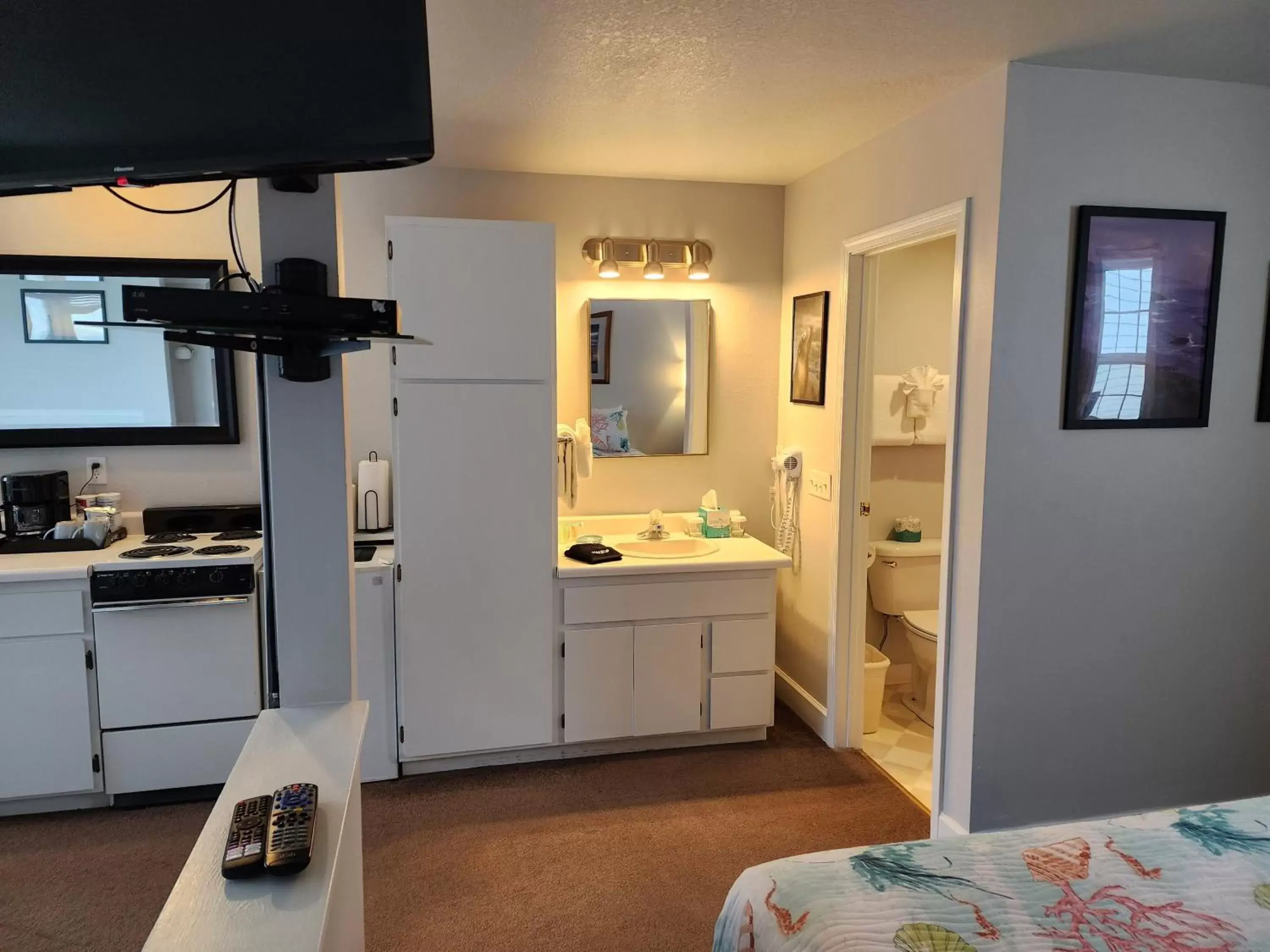 Kitchen or kitchenette, Kitchen/Kitchenette in Inn at Arch Rock