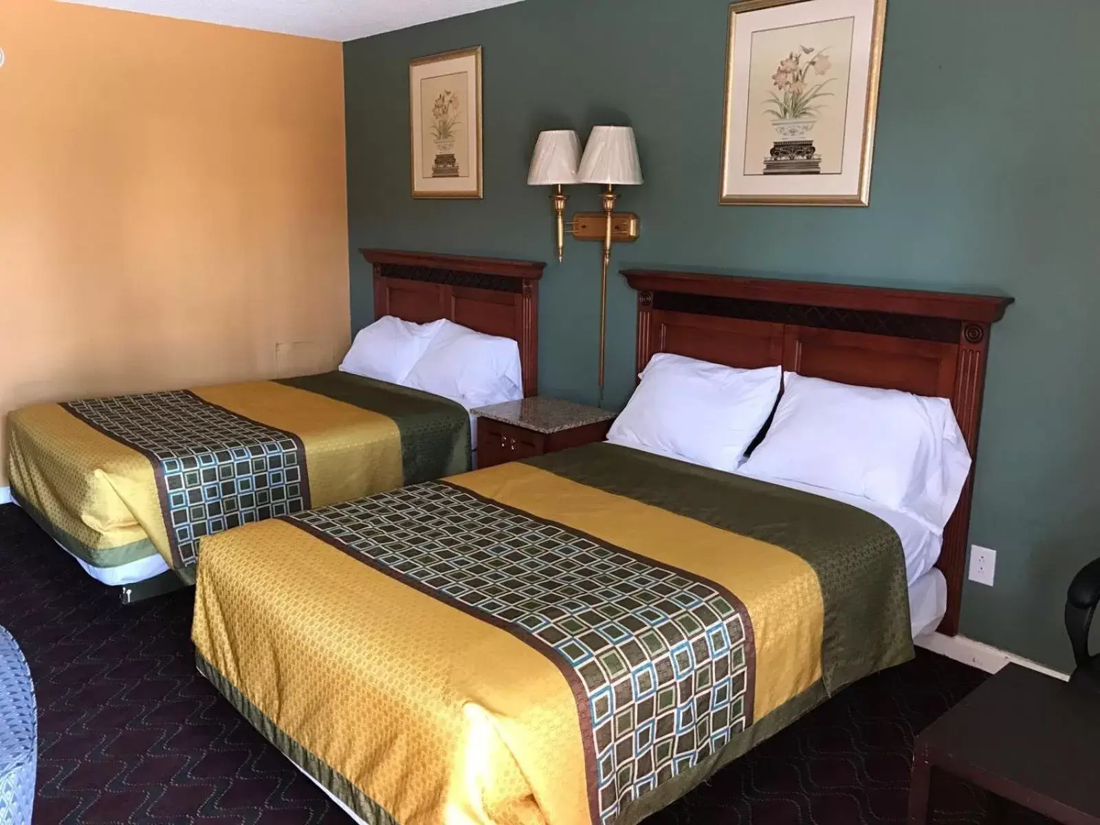 Bedroom, Bed in Budget Inn - Roxboro
