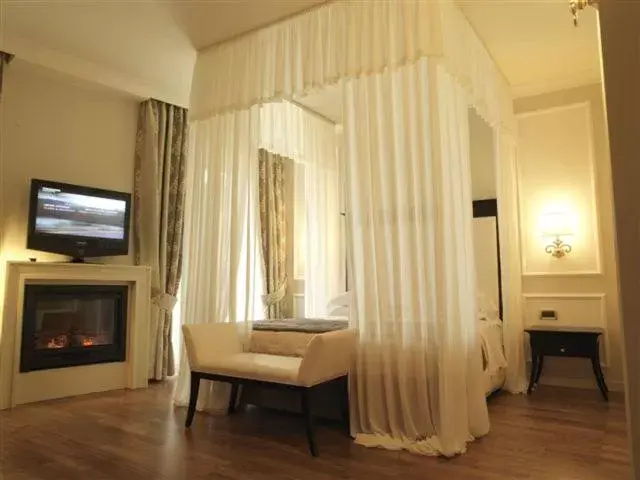 Bed, TV/Entertainment Center in Hotel Miramare & Spa