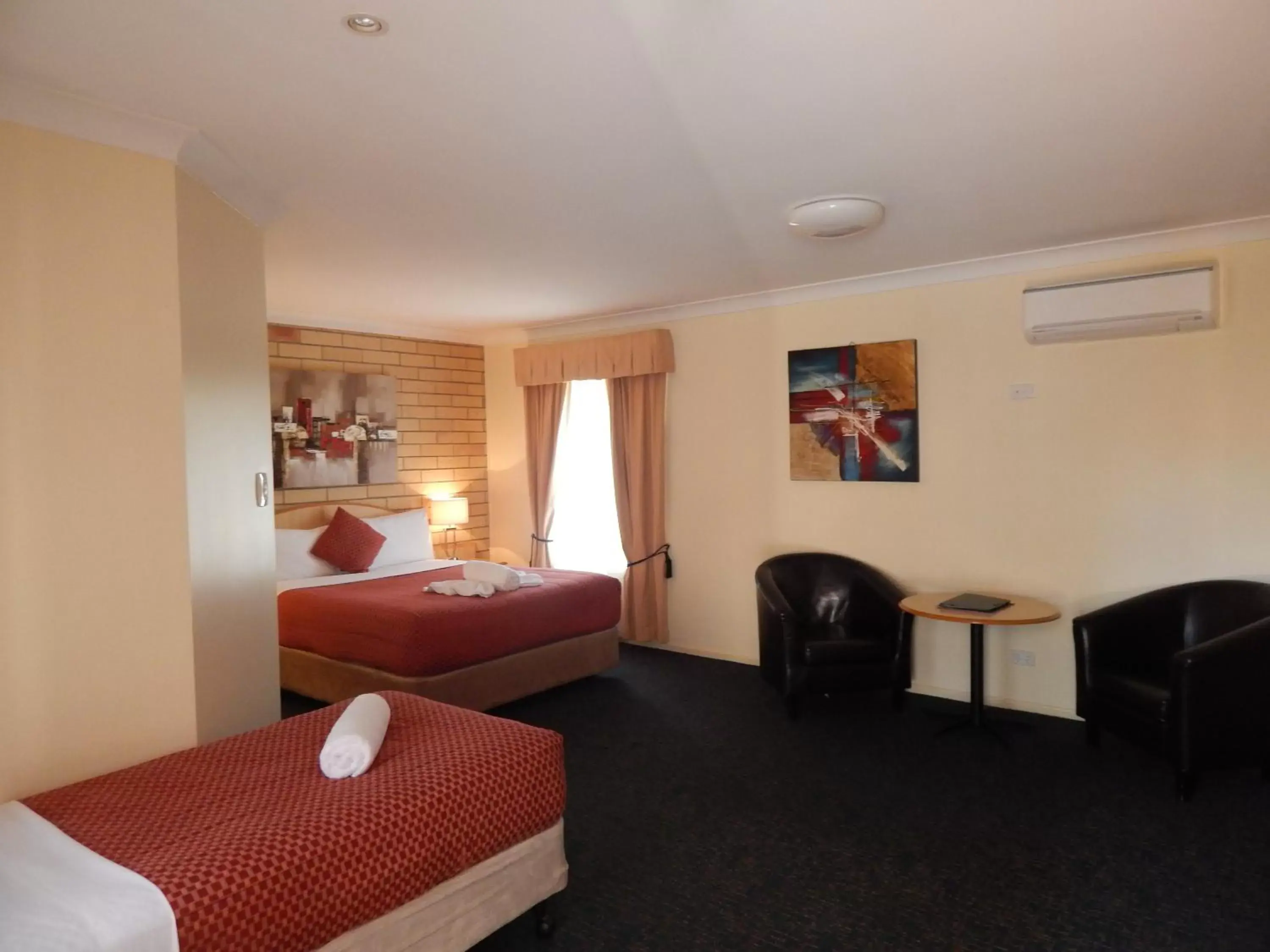 Bedroom in Cotswold Motor Inn