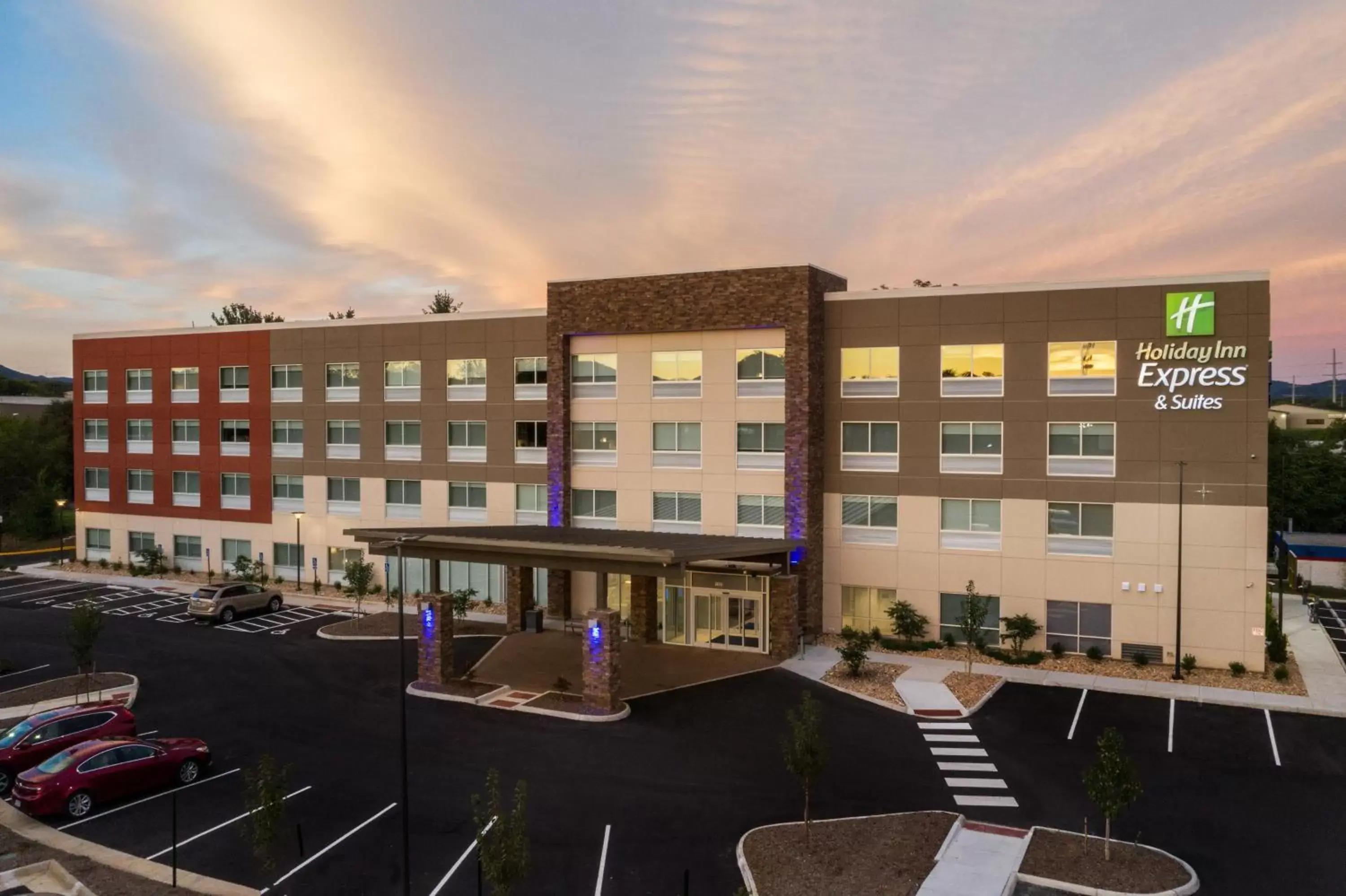 Property Building in Holiday Inn Express & Suites - Roanoke – Civic Center