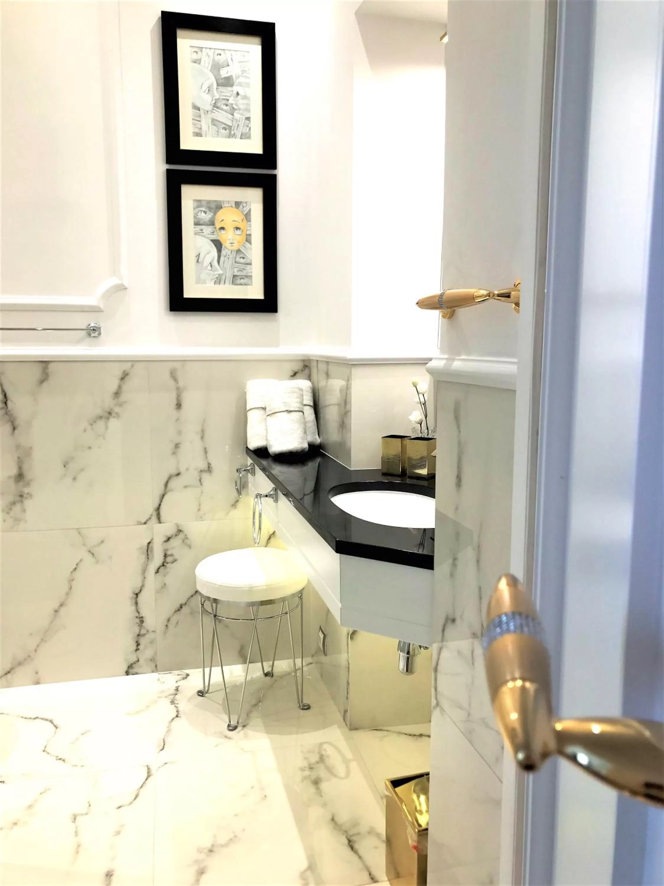 Bathroom in Luxury Apartments MONDRIAN Market Square II