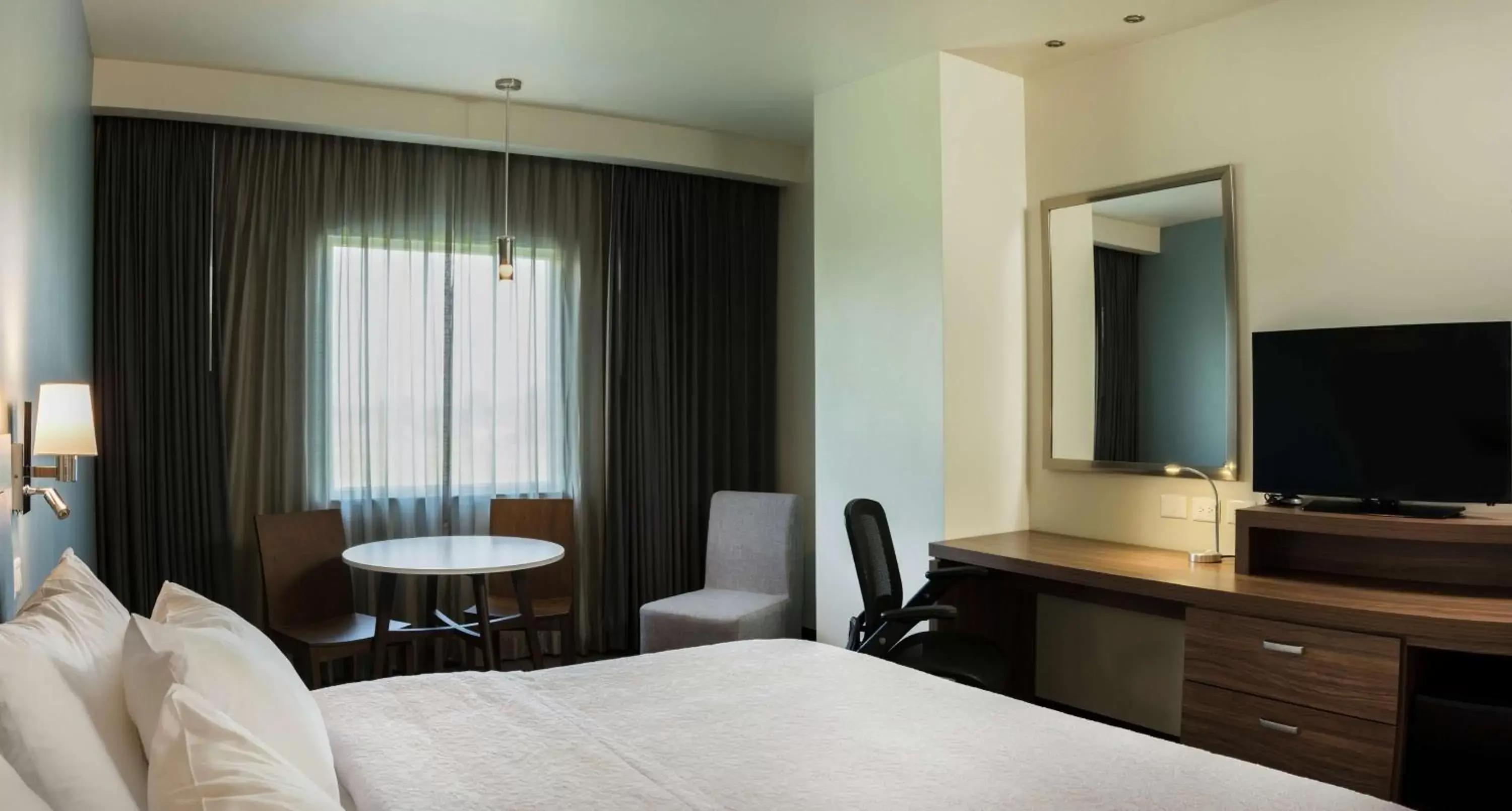 Bedroom, TV/Entertainment Center in Hampton Inn & Suites by Hilton Salamanca Bajio