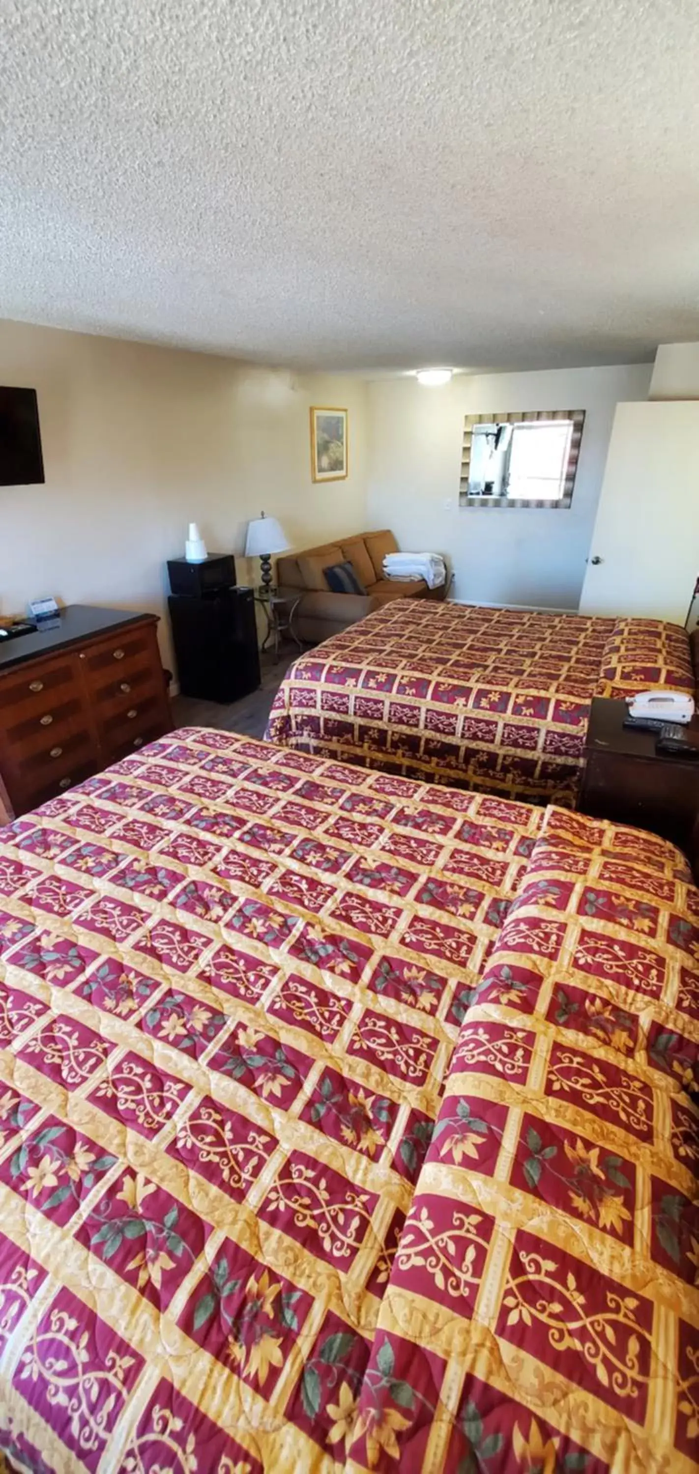 Photo of the whole room, Bed in Anaheim National Inn